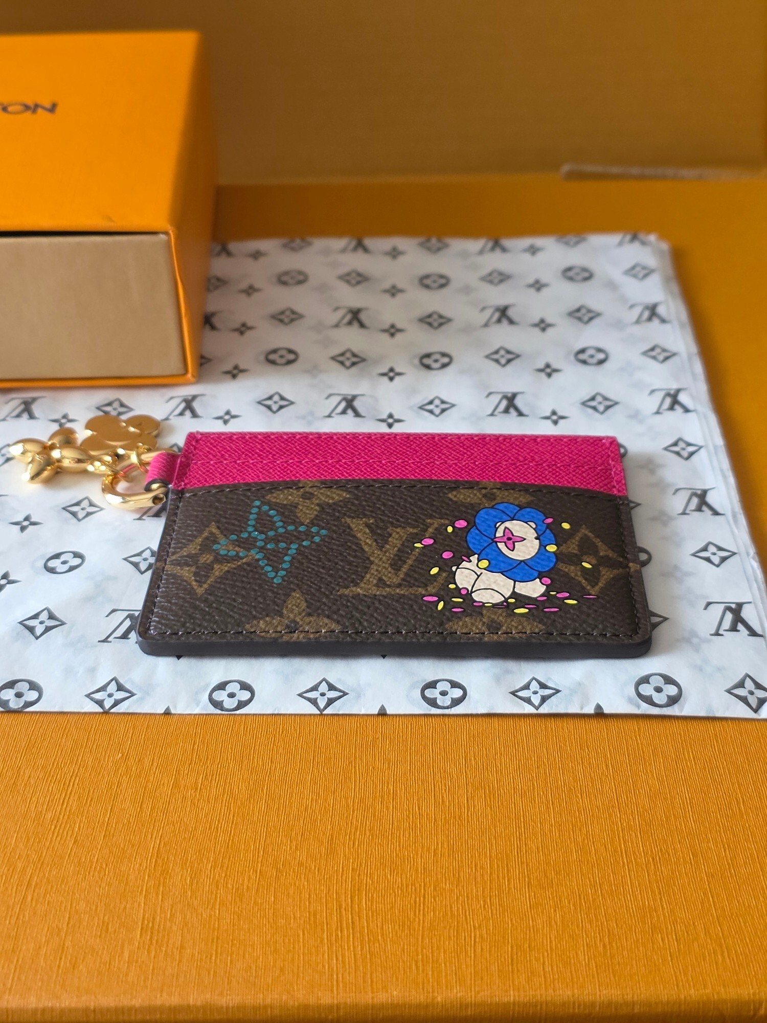 ルイ・ヴィトン「クリスマスエディション LV CHARMS カードケース M15332」 モノグラムYh帆布 × Vivienne立体イラスト / クリスマスデコレーション & LVフラワーチャーム / 7.3 x 0.3 x 10.2 cm