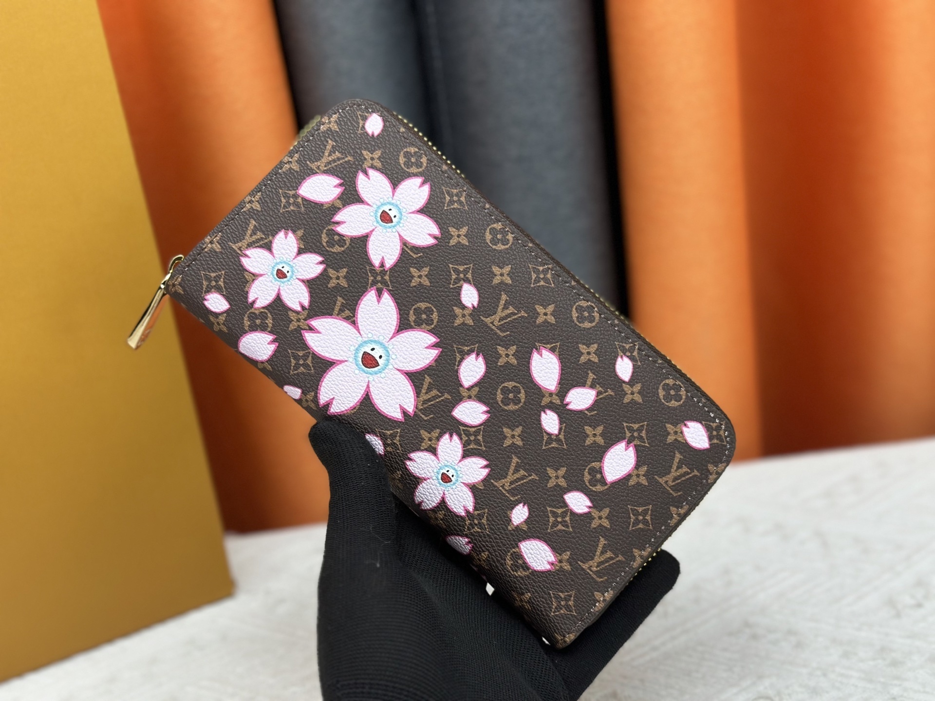 ルイ・ヴィトン モノグラム圧花小牛皮 ジッパー式財布​ 「桜ピンクコレクション2025」