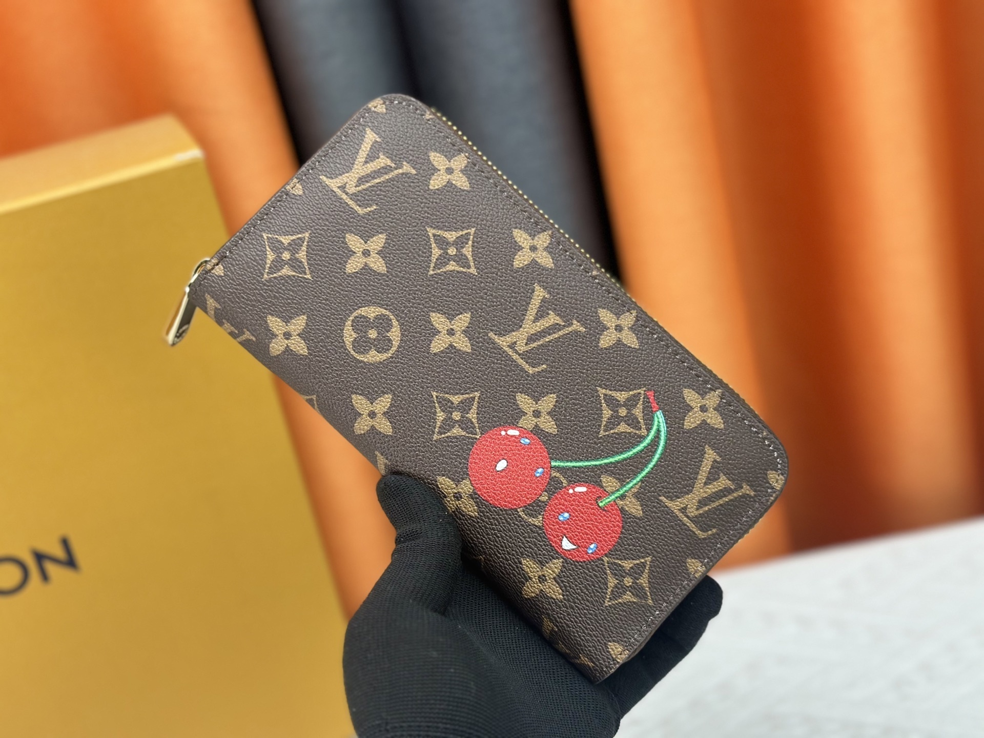 LV モノグラム圧花小牛皮ジッパー財布 GI5678 （モノグラムデザイン/チェリーカラー滑らかレザー飾り縁/ファッショナブル拉链仕様）