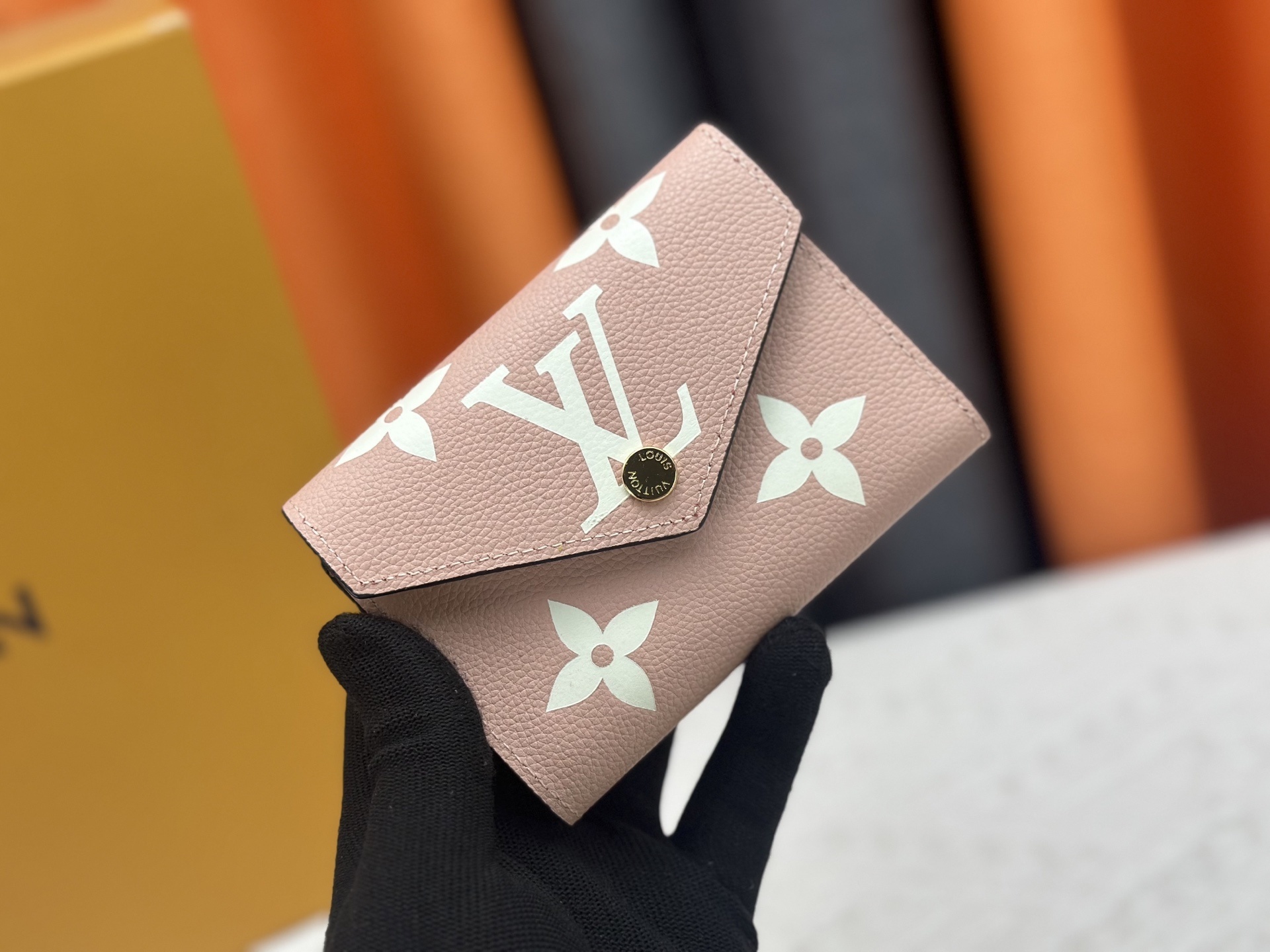 LV ライトピンク ヴィクトリン財布 GI1234 （モノグラムアンプレット軟質粒面レザー使用 / ツートンカラー効果の精巧デザイン）