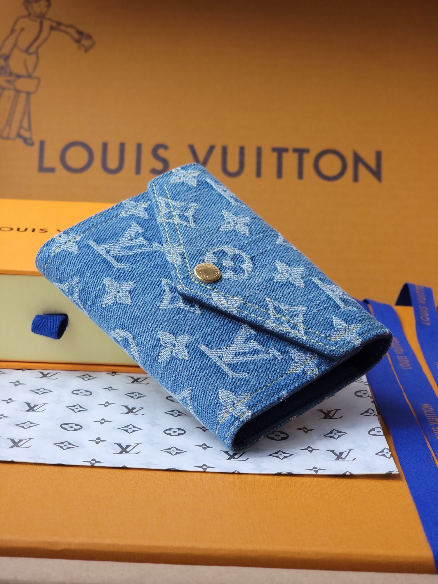 louisvuitton モノグラムデニム ヴィクトリン財布（季節限定版）（モノグラムデニムシリーズ / オーガニックコットン×レザー内張り / 鮮やかなブルーカラーの季節感デザイン）
