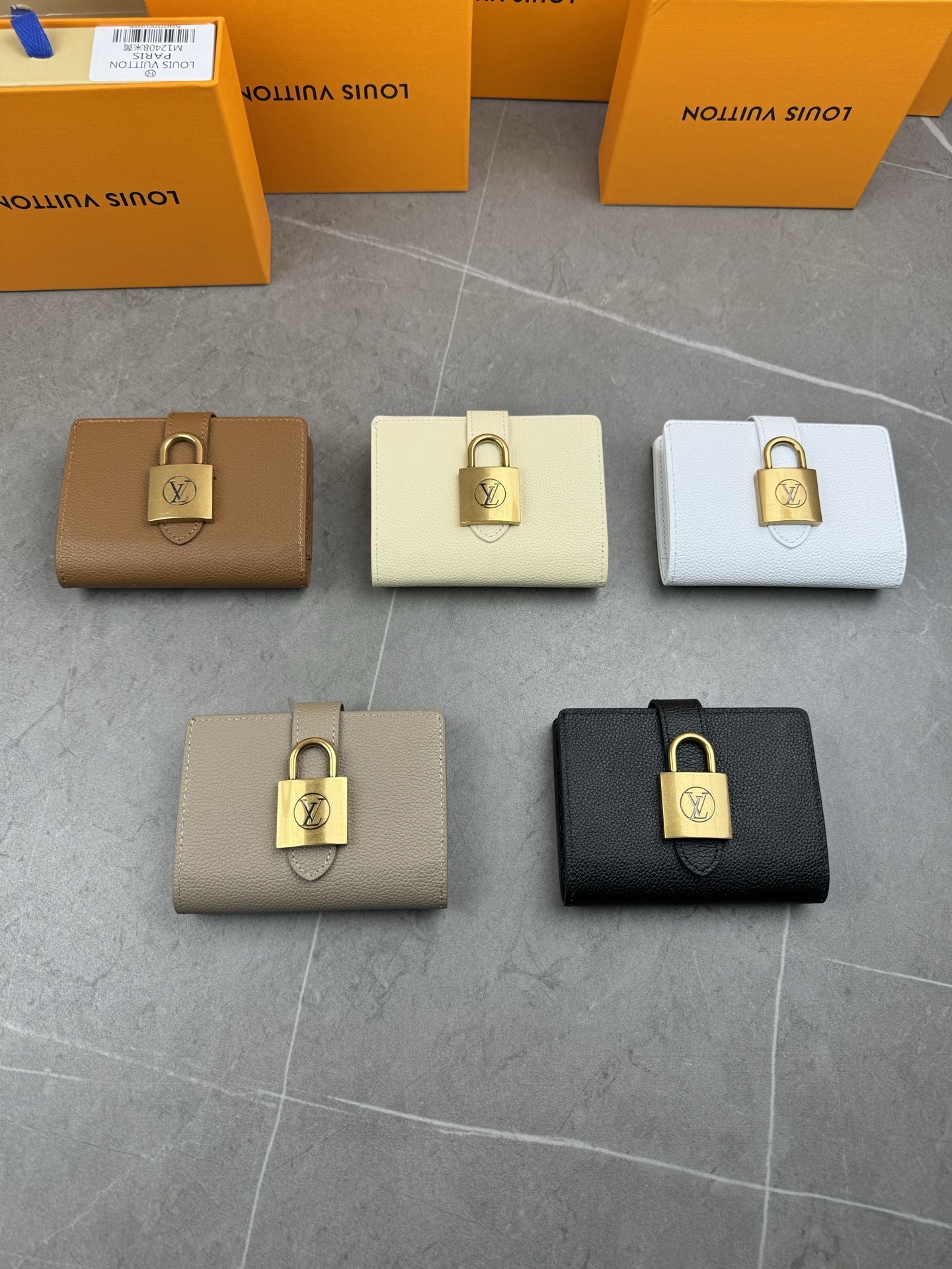 LV ポルトフォイユ ロッキー コンパクト 財布 （ミニマリズムデザイン×メゾン伝統工芸 / 滑らかカーフスキン×古風金鎖 / 3卡槽・多ポケット搭載のコンパクト実用財布）