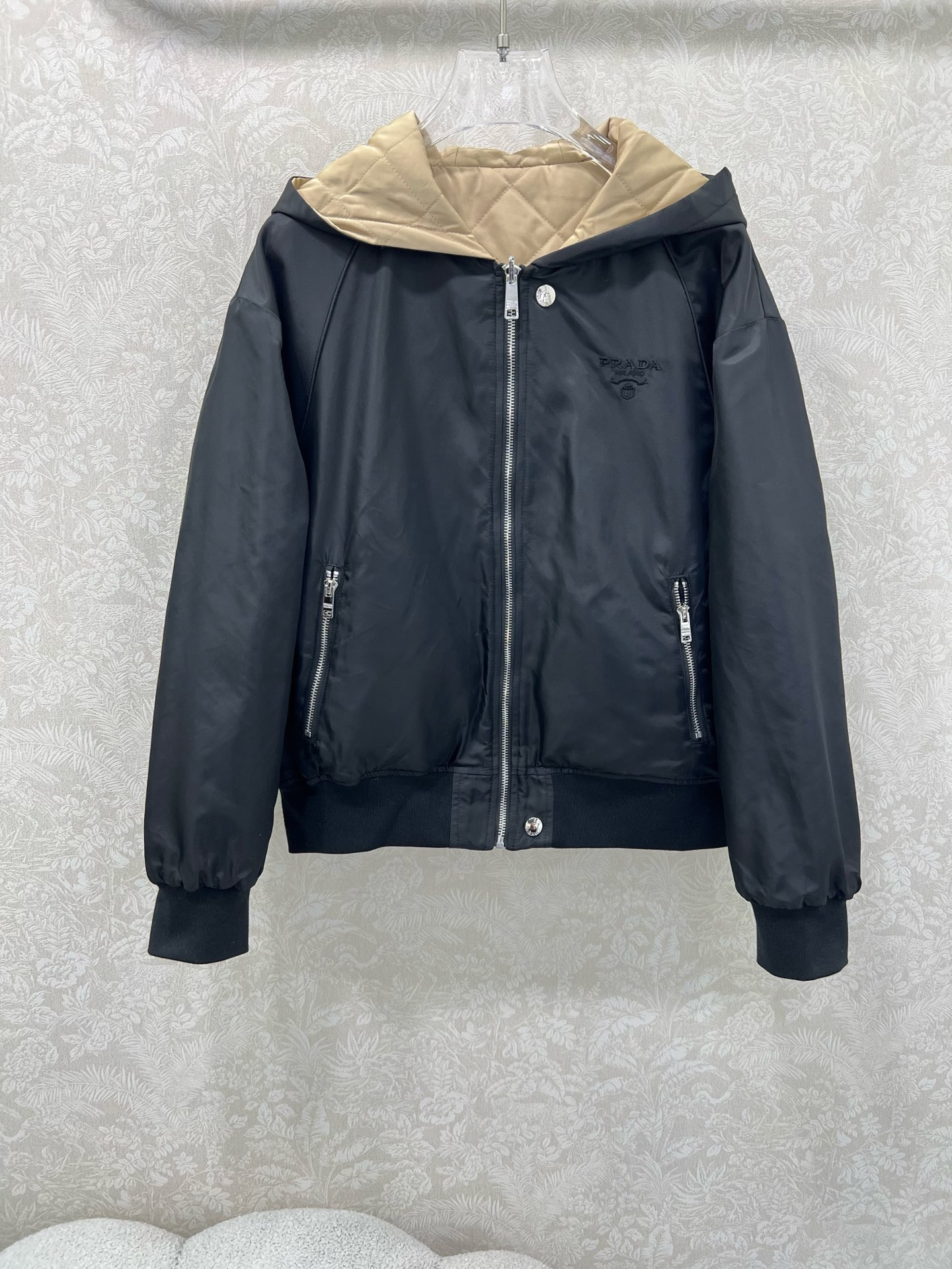 プラダ 2025秋冬コレクション ニューアイテム トライアングルロゴ付きダイヤモンドキルティング リバーシブルフード付きコットンパーカー ハイクオリティー製作の逸品｜秋冬のコーディネートを格上げする万能アウター