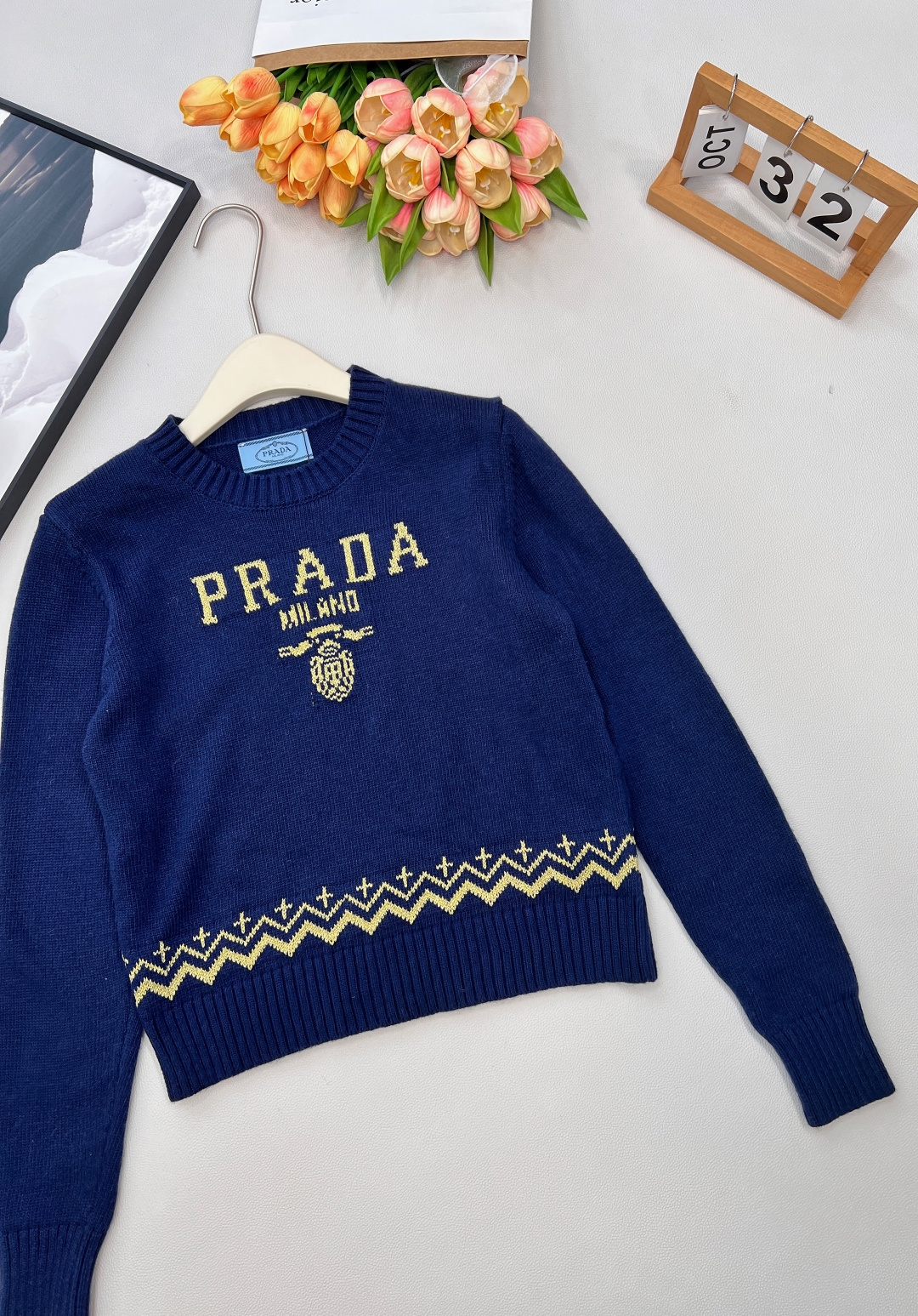 プラダ(PRADA) 胸元金糸アルファベットジャカード丸首ショート丈ウールニットセー