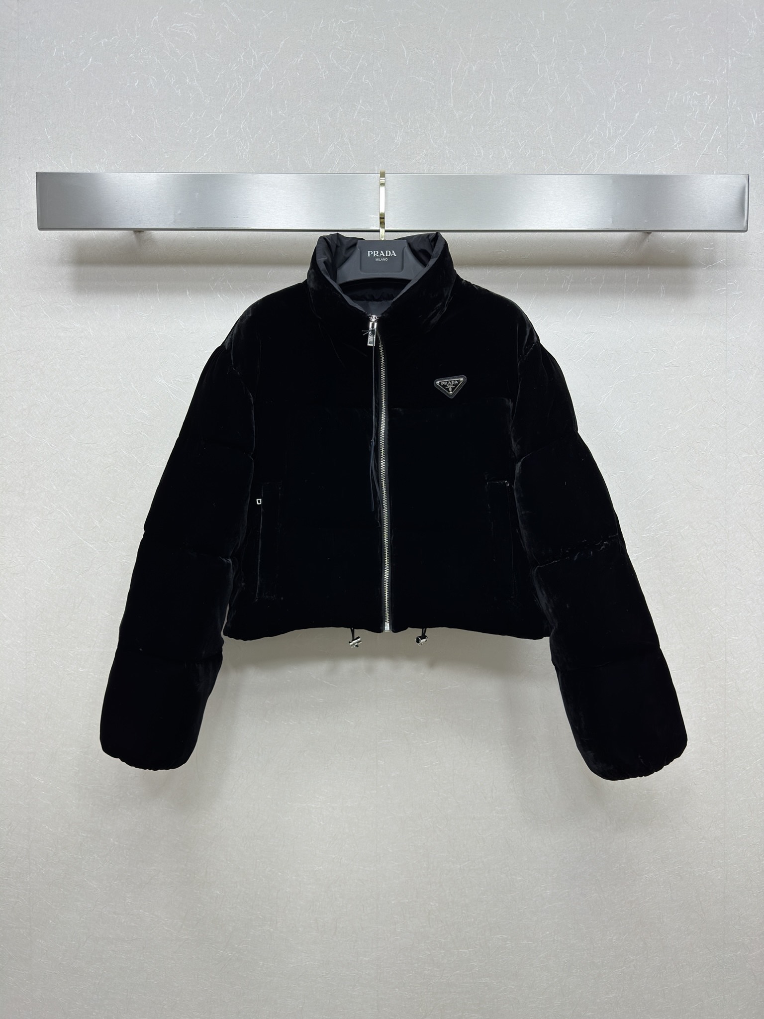 プラダ(PRADA) 202X年秋冬新作 ベルベット立領ショート丈ダウンコート