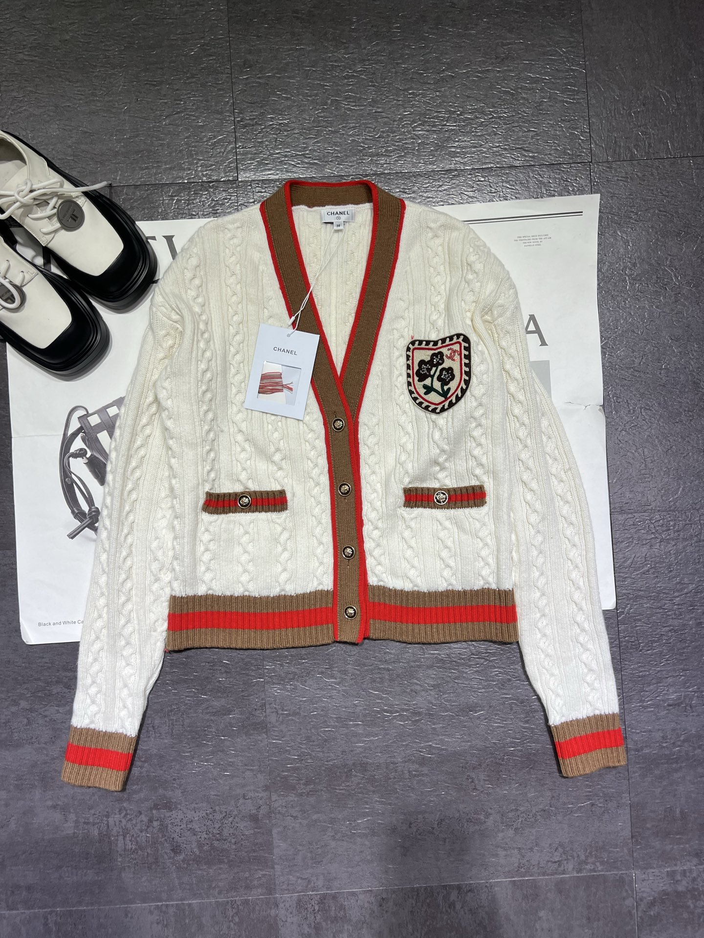 シャネル(CHANEL) 26C 早春コレクション 爆発的人気モデル ホワイトアカデミックニットカーディガン