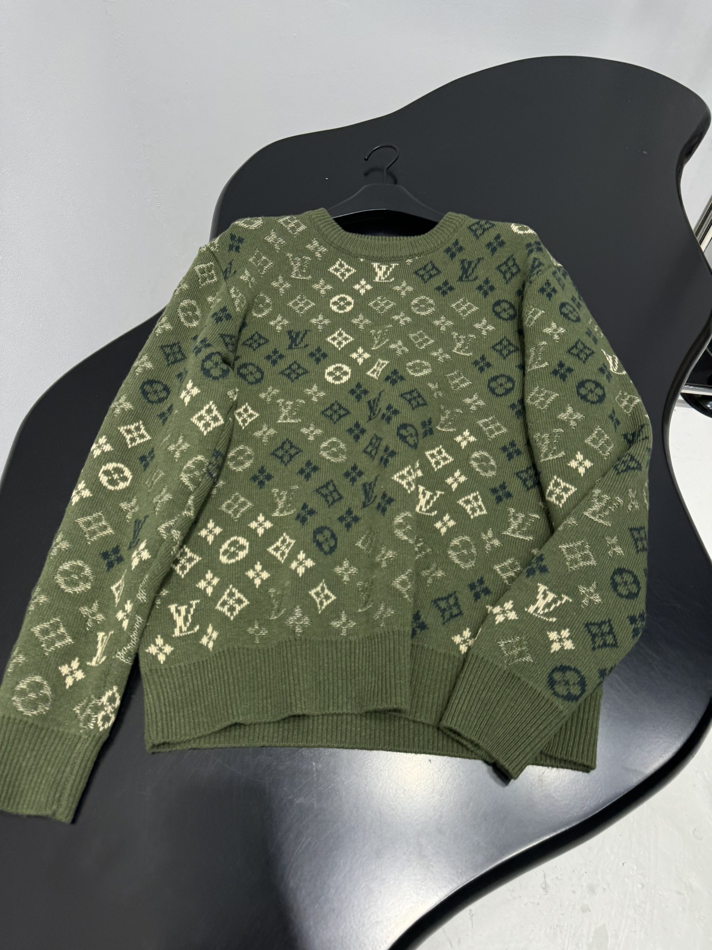 ルイ・ヴィトン(Louis Vuitton) 新作 MONOGRAM ジャカードプルオーバー