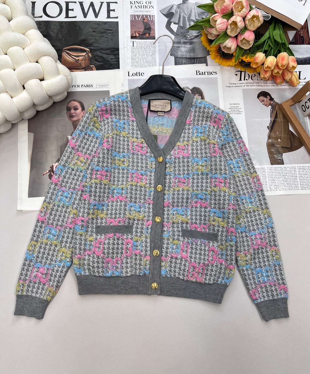 【GUCCI】2025春夏新作 カラフルジャカードニットウールVネックカーディガン｜クラシックGG柄の至高の職人技