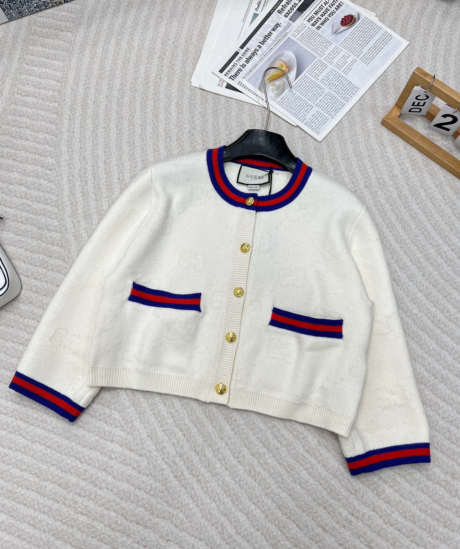 【GUCCI】コントラストリボンGGクルーネックショート丈カーディガン｜秋冬必須の減齢＆快適アイテム