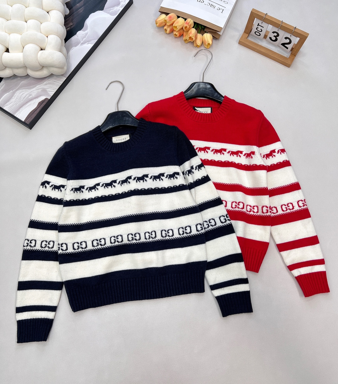 【GUCCI】2025新作 ニットクルーネック長袖トップス｜ポニータイフォン×ダブルGアンダープリントが奏でる「レトロ×ヴァイブラント」の二重奏