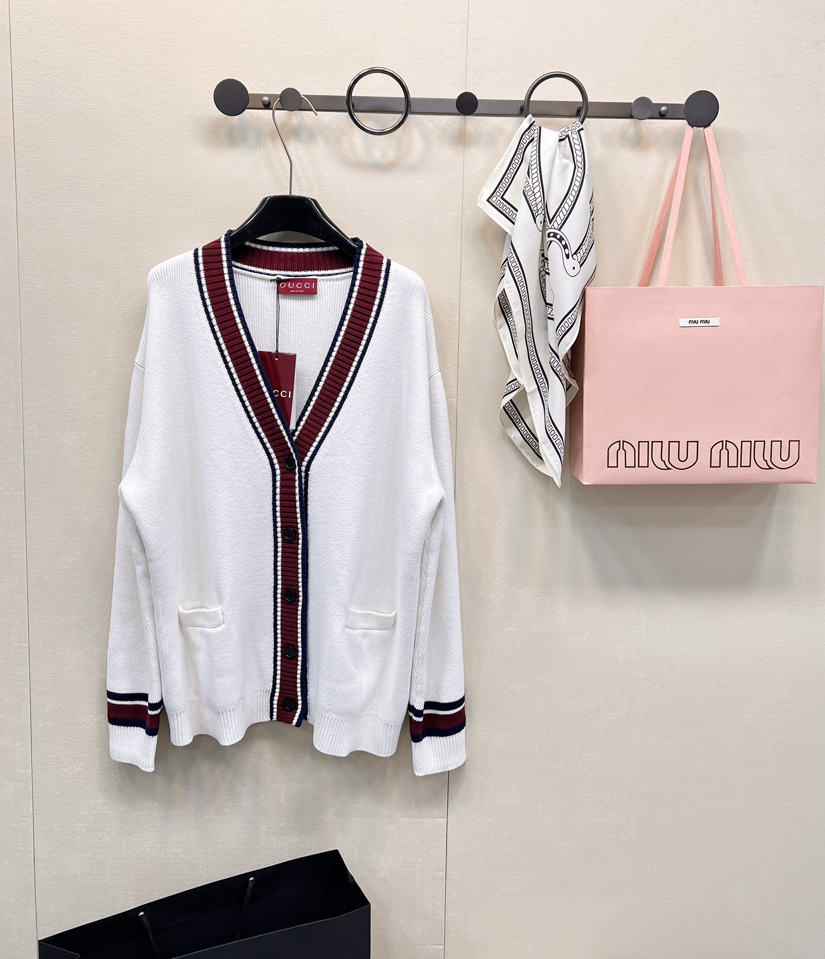 【GUCCI】2025春夏新作 アップリケ付きウールニットカーディガン｜クラシックレッド×ホワイト×ブルーのコントラストが生む「永遠のアカデミー」