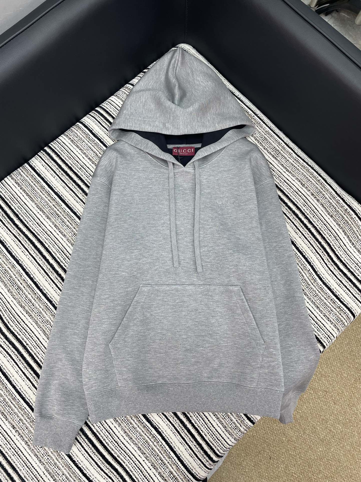 【GUCCI】新作 防風抗皺素材クルーネックスウェットシャツ｜シャープなシルエットが生む「初秋の気場」​ デザインの魅力：挺括版型が放つ「一瞬で主役級の雰囲気」