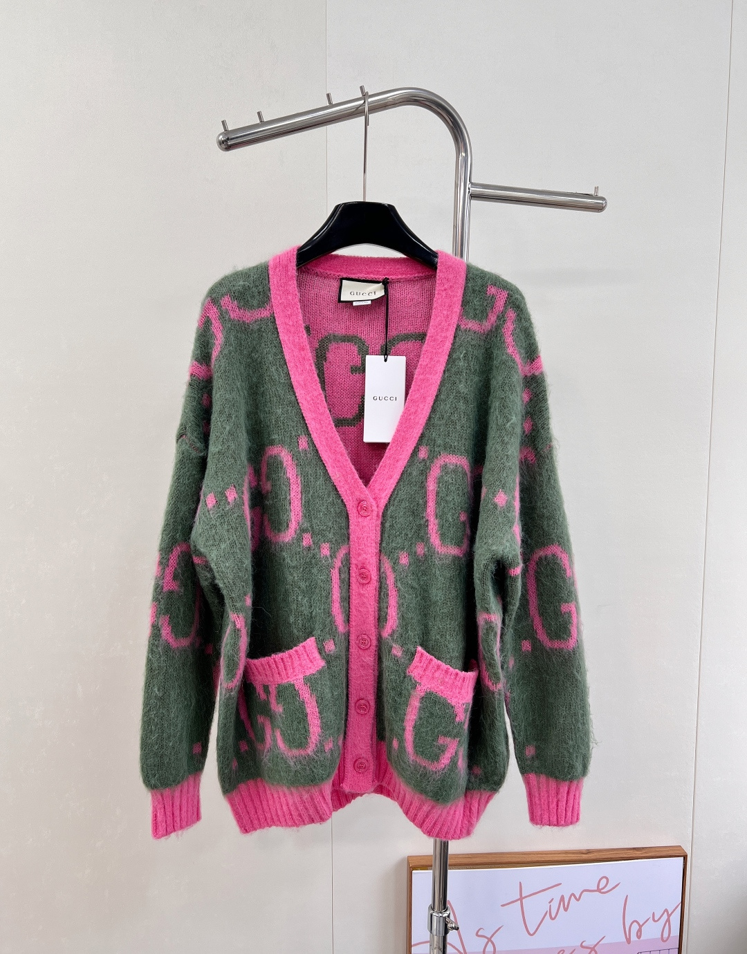 【GUCCI（グッチ）最新作】ヴィンテージ風リーダー・ダブルフェイスニットカーディガン —— 今年の秋冬を彩る「王炸（最強）」アイテム ——