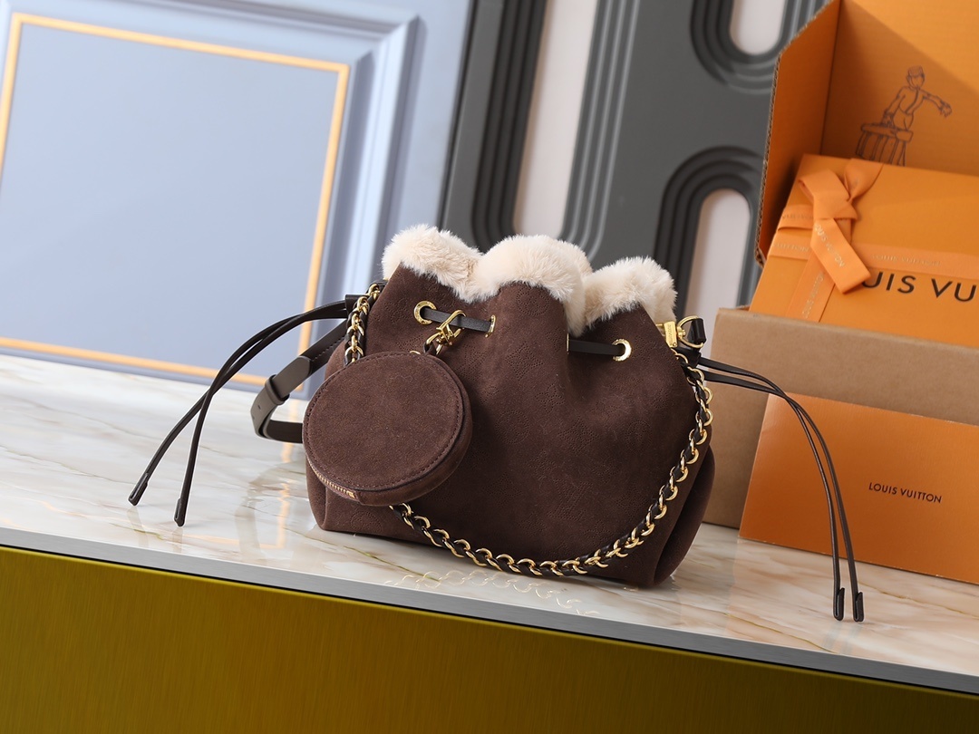 【LOUIS VUITTON（ルイ・ヴィトン）Bella ハンドバッグ】 —— LVスキーシリーズから誕生した「華麗で機能的な冬の逸品」——