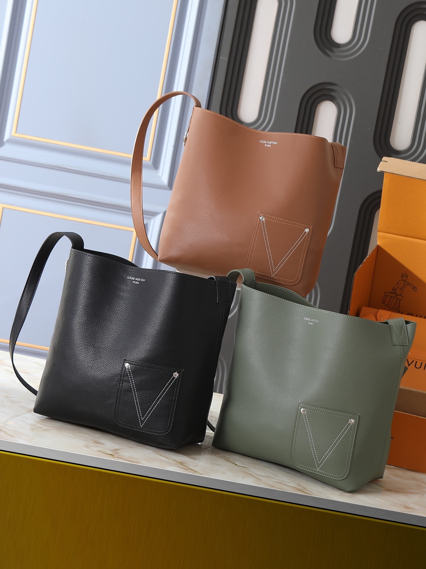 【LOUIS VUITTON（ルイ・ヴィトン）Verso Hobo ハンドバッグ】 —— LV Touch シリーズが生む「表裏双生のトレンドバッグ」——