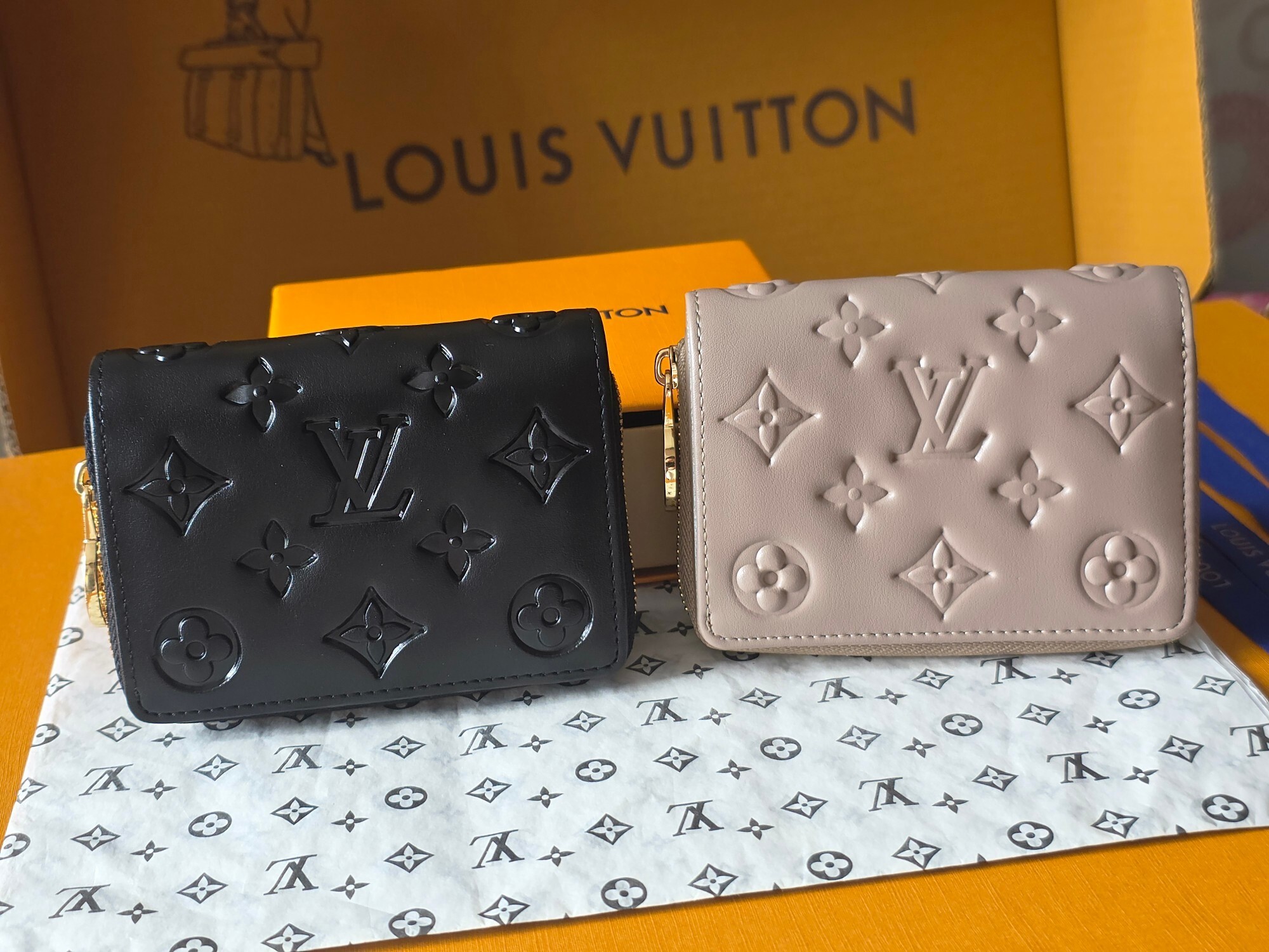 【LOUIS VUITTON（ルイ・ヴィトン）Zippy コインケースシリーズ Lou Coussin ウォレット】 —— 柔らかな羊革に刻まれたモノグラムが生む「ふんわり上質感」——
