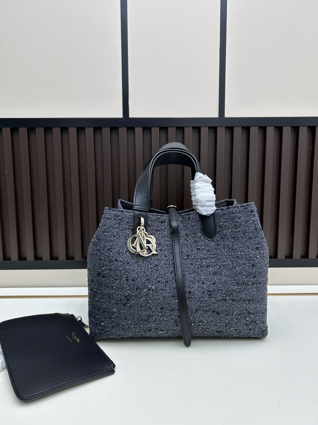 【DIOR（ディオール）Toujours ハンドバッグ】 —— カジュアルと実用性を兼ね備えた「唯一無二の日常の相棒」——