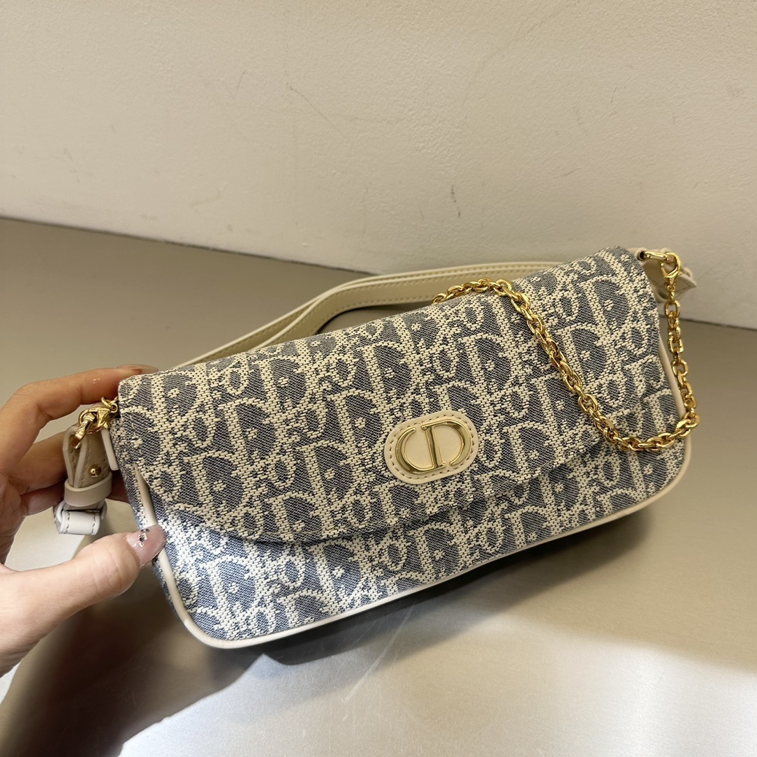 【DIOR（ディオール）2025年秋冬 モンターニュシリーズ WOC新作】 —— アンダーアームチェーンショルダーバッグ「Oblique老花とCDロゴが織りなすフレンチ・インテリジェンス」——