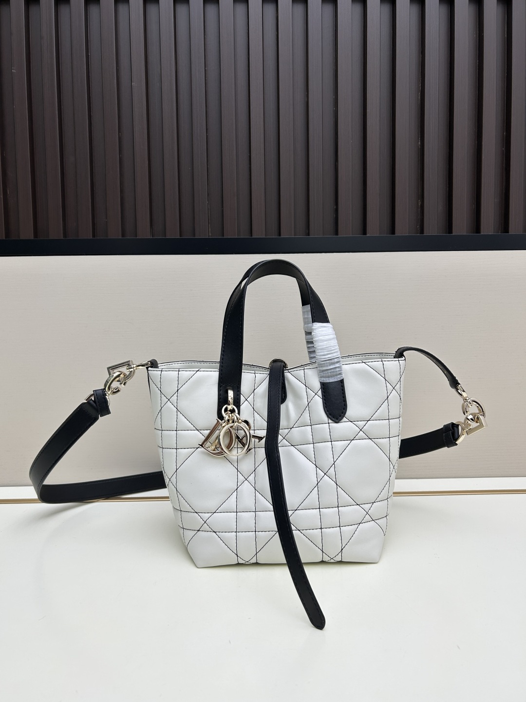 【DIOR（ディオール）Toujours シリーズ 縦型 マーケットバッグ】 —— 柔らかな小牛皮と特大ダイヤモンドキルティングが織りなす「日常を彩る高級感マーケットバッグ」——