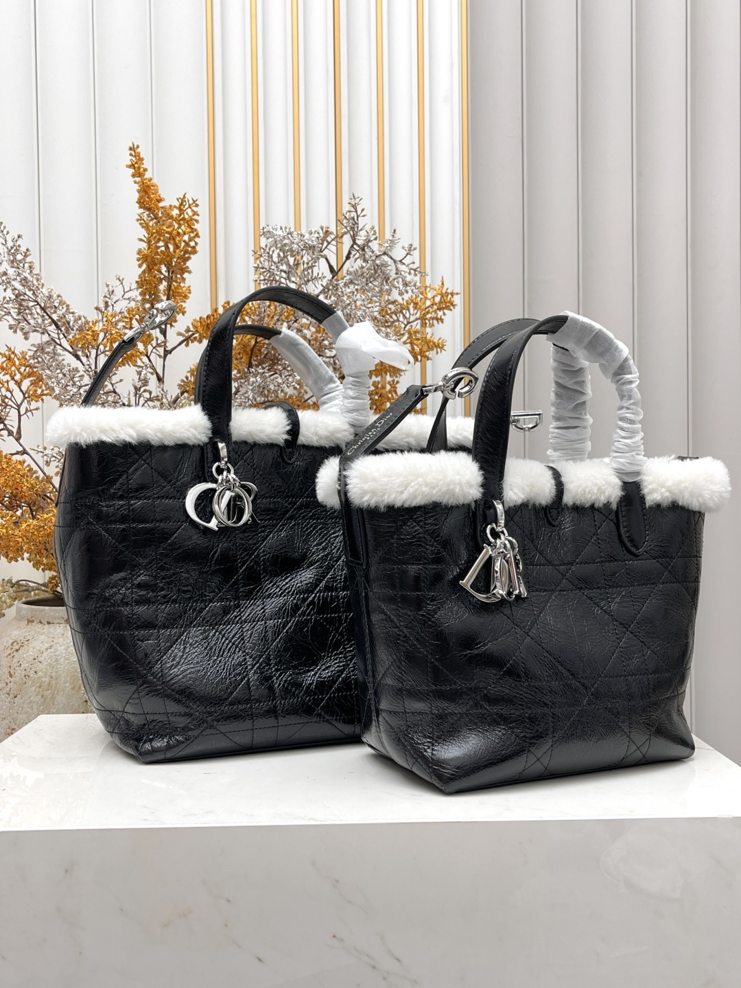 【DIOR（ディオール）Toujours シリーズ 縦型ハンドバッグ】 —— ベージュミルクカーフレザーと特大カンバセラージュが織りなす「ファッションと実用性の共生」——