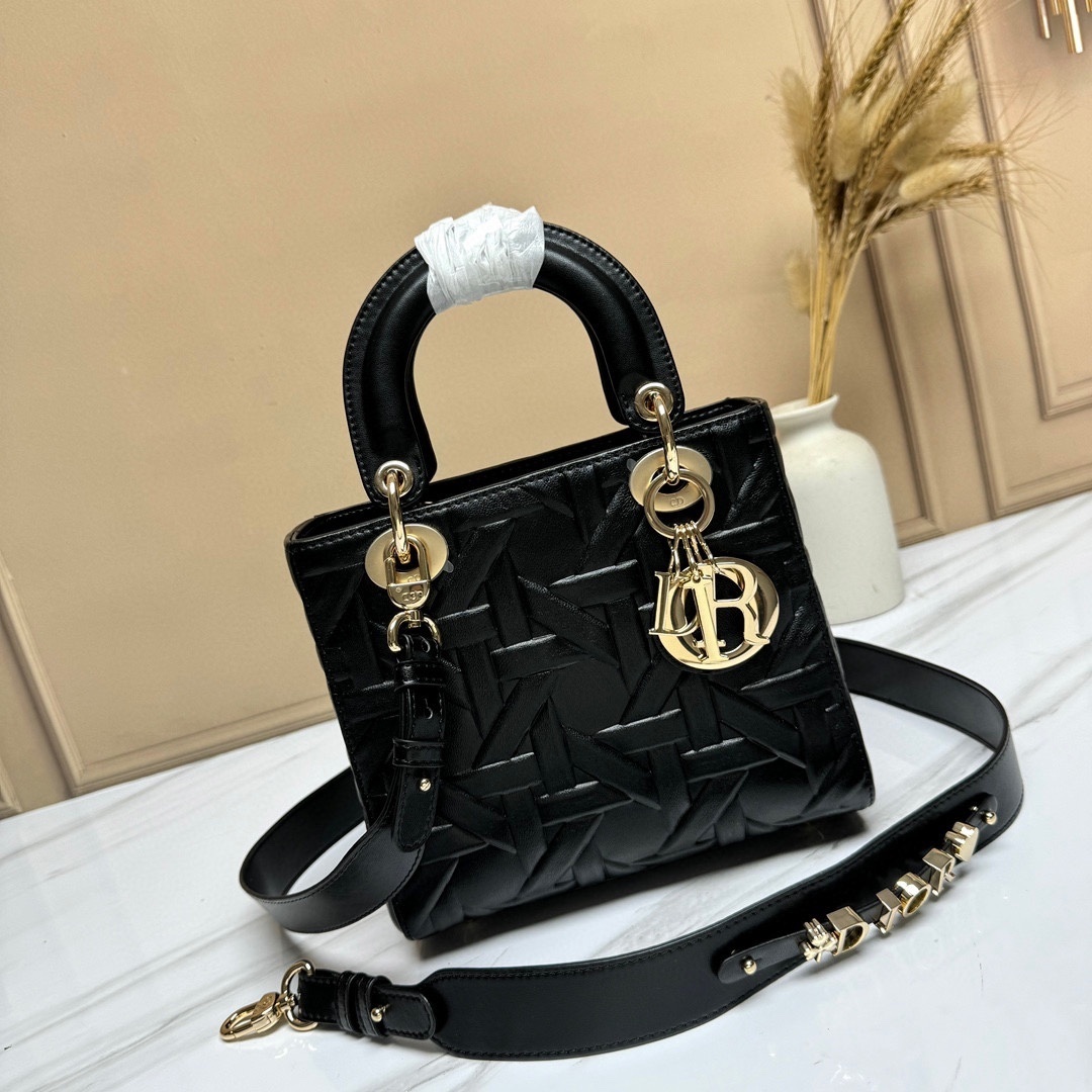 【DIOR（ディオール）四つ割りLady Dior ハンドバッグ「ブラックエンボスダイヤモンドキルティング」】 —— 2024年秋冬コレクションで披露された「クラシックの現代的再解釈」——