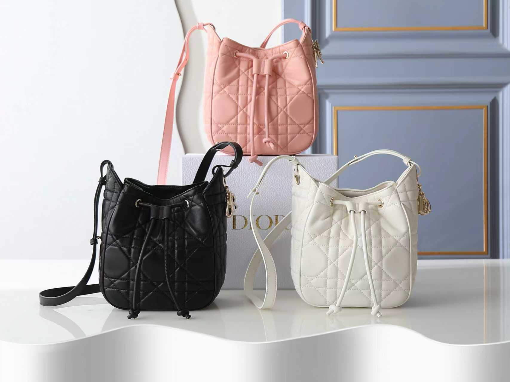 【DIOR（ディオール）D-Motion ハンドバッグ スモールサイズ ピンクラムレザー】 —— ピンクラムレザーと特大カンバセラージュが織りなす「柔らかさと実用性を両立するバケツ型エレガンス」——