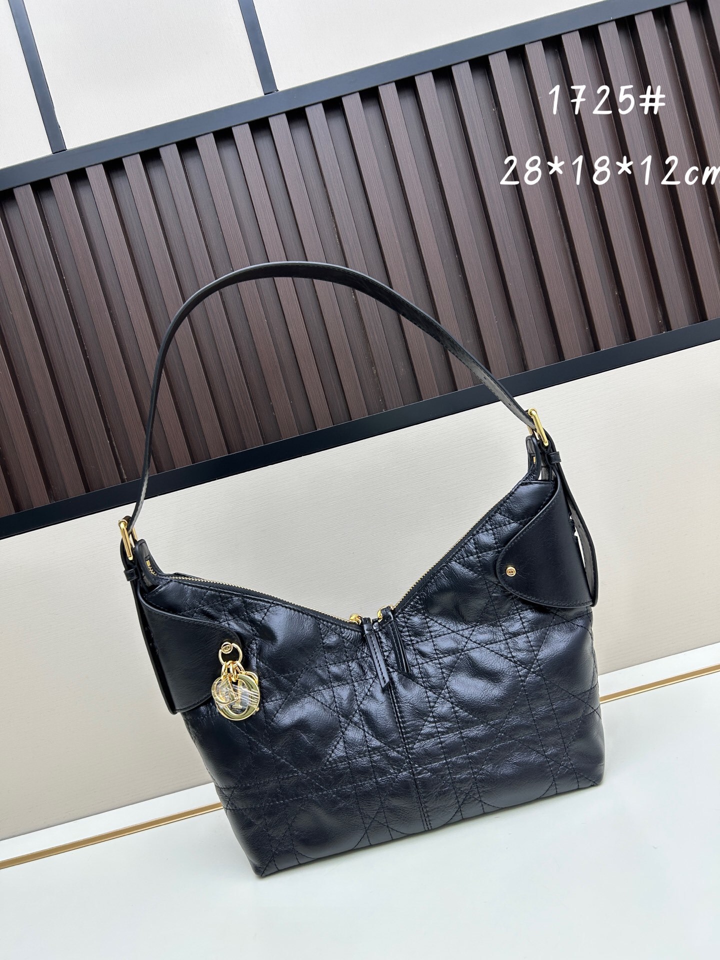 【DIOR（ディオール）VOYAGE（ヴォヤージュ）シリーズ スポーツバッグ】 —— 全く新しいフォルムが生む「スポーツテイストと高級感が融合した旅の相棒」