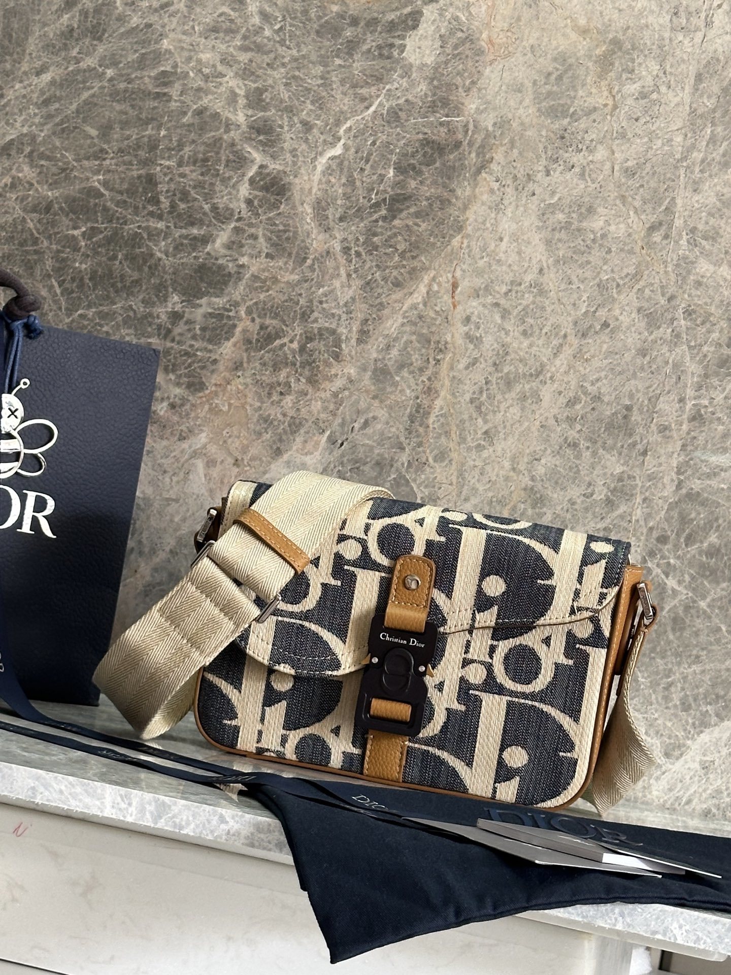 DIOR（ディオール）グラビティ ハンドバッグ】 —— エンボス加工が紡ぐ「クラシックパターンとモダン機能美の融合」