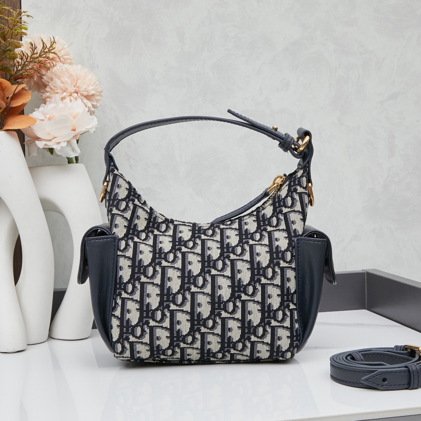 【DIOR（ディオール）D-Dream ハンドバッグ】 —— 2025年秋冬コレクション新作「カジュアルモダンと実用性が融合するソフトフォルムの魅力」——