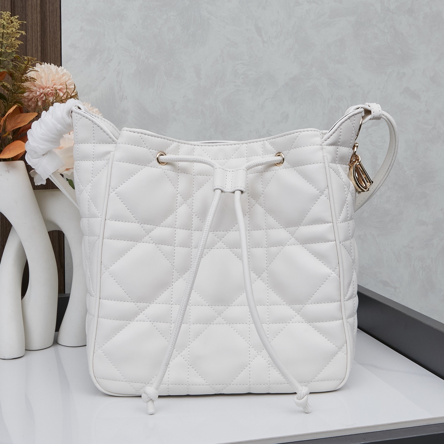 DIOR（ディオール）D-Motion ラムスキンショルダークロスボディバッグ】 —— 2025年冬コレクション新作「バケット型デザインが生むソフトな実用美」