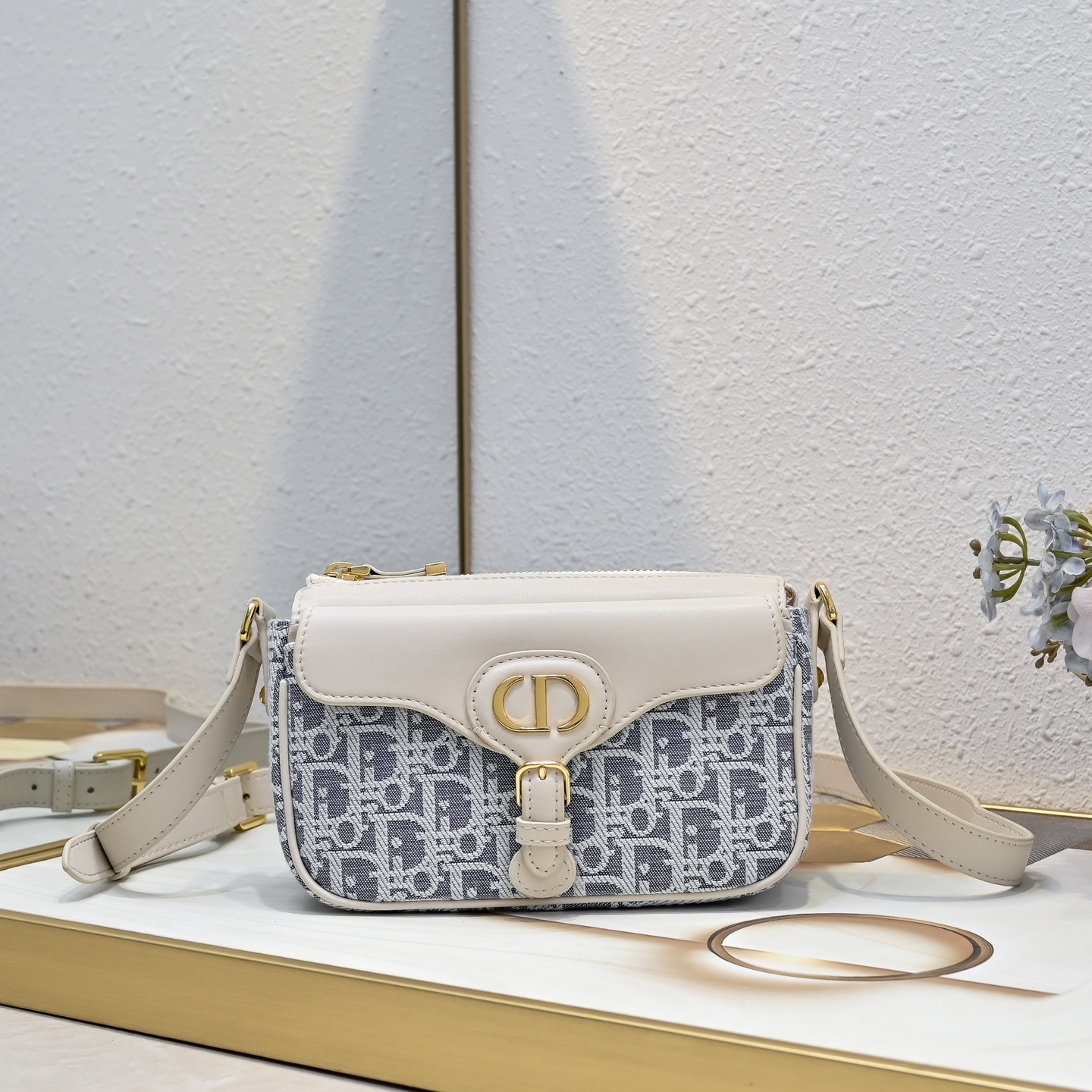 DIOR（ディオール）新作ボビ ジッパーポーチ】 —— 2025年春夏コレクション新作「エレガントな実用美を備えたボビシリーズの新章