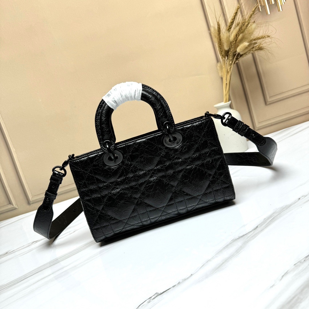 DIOR（ディオール）スモールハンドバッグ】 —— 即納可能！黒色オイルワックスカーフ×特大カンバセラージュが生む「シャープでラフな大人気爆款」