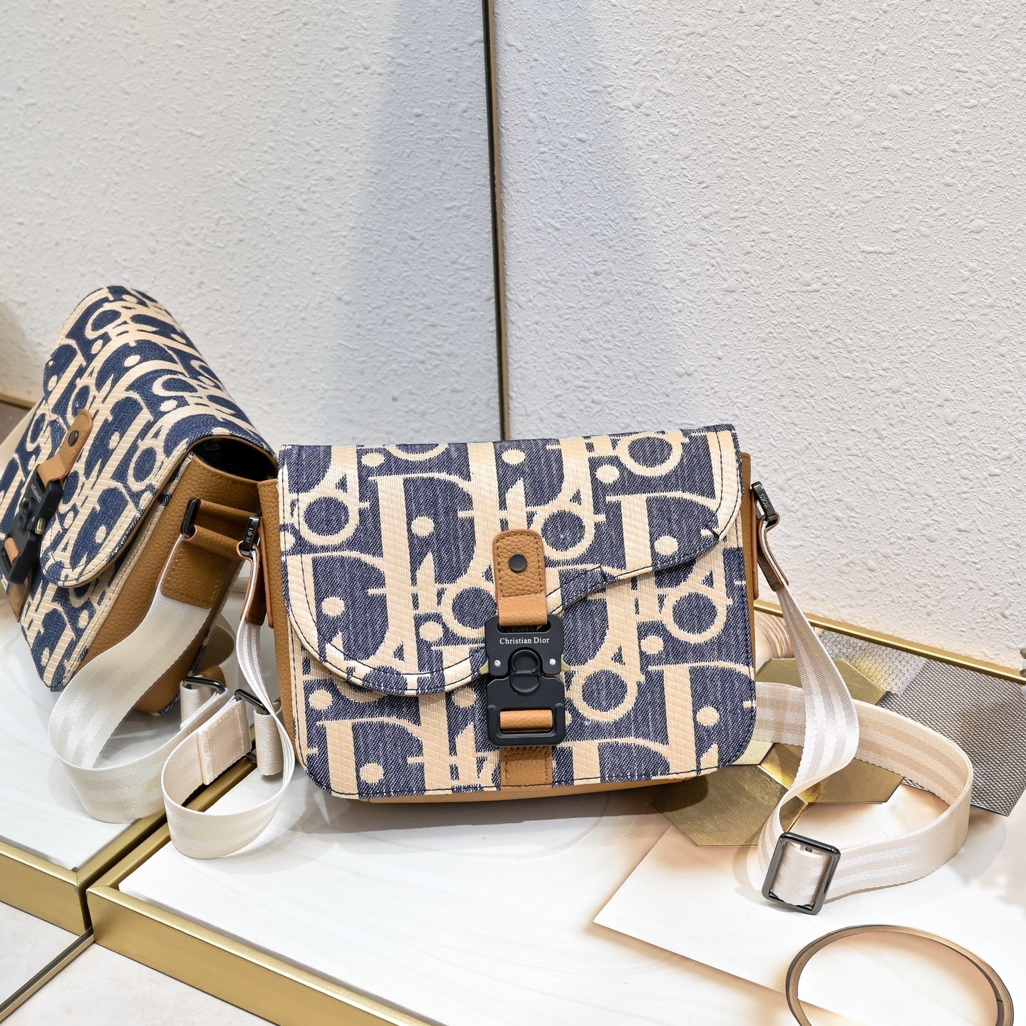 DIOR（ディオール）ミニサドルメッセンジャーバッグ】 —— 精巧でファッショナブルな「サドルバッグの伝統美を現代に再解釈」