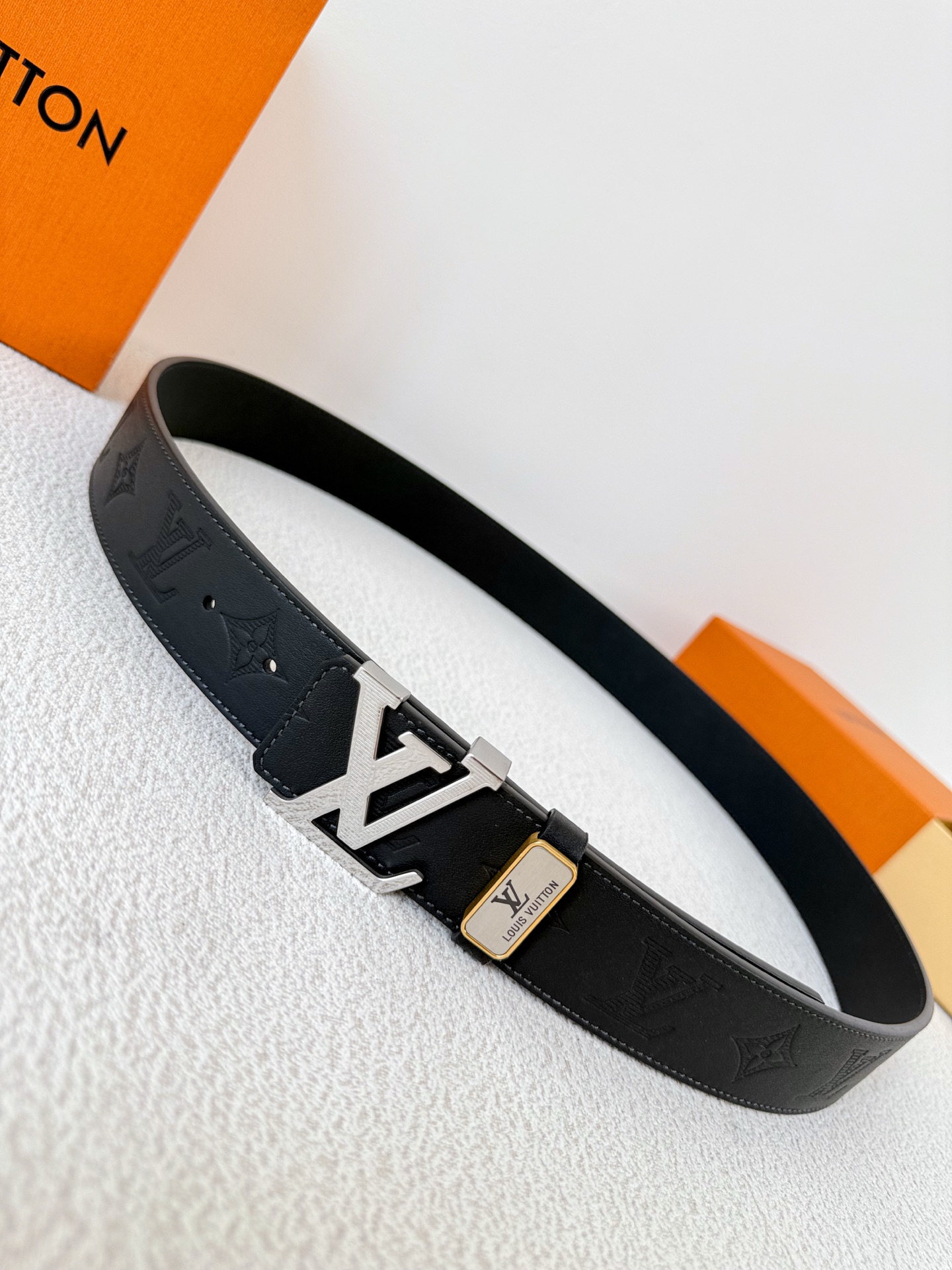 LOUIS VUITTON（ルイ・ヴィトン） ベルト】 —— 純鋼バックルと頭層牛革が織りなす「クラシックな品格と実用性の融合