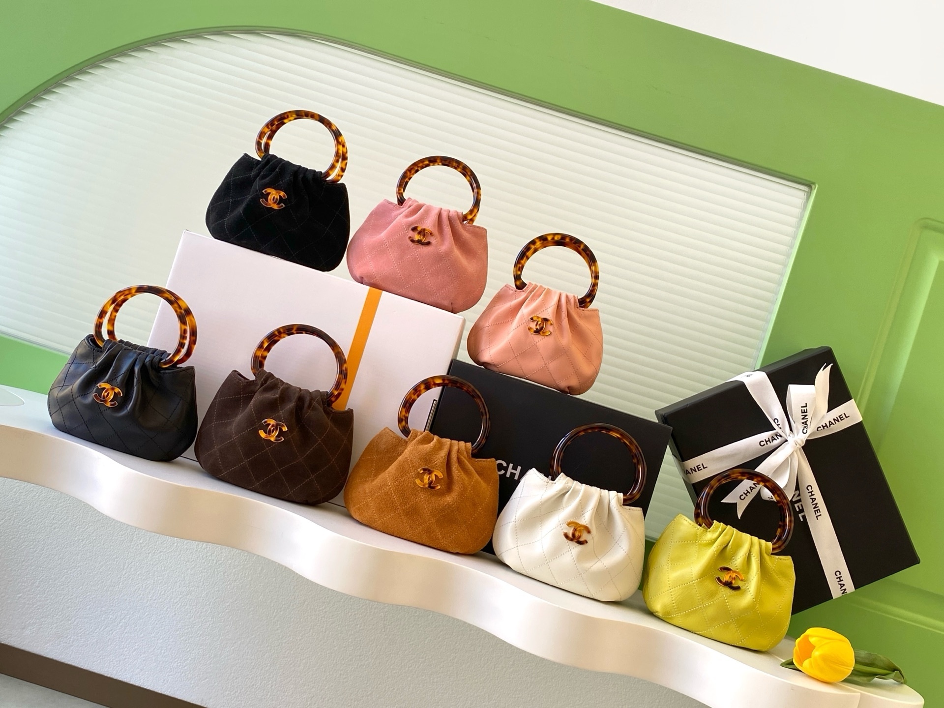 【シャネル】26C早春コレクション キッドスキン 鼈甲（べっこう）手柄バッグ｜大・中・小サイズ 菱格ステッチ×ダブルC鼈甲ロゴ マグネット留め レトロエレガンス×秋冬大衣・セーター対応 軽量実用派