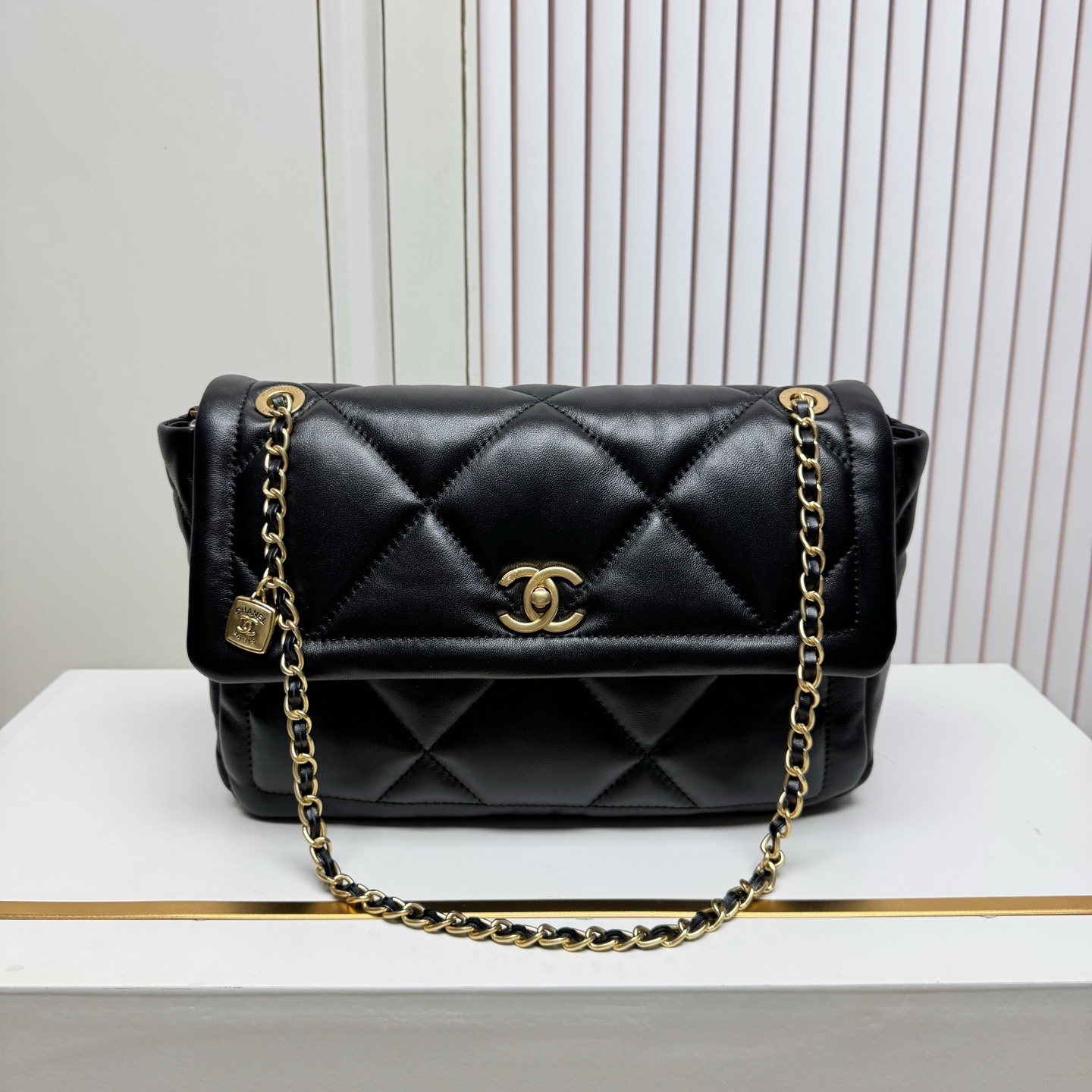 シャネル 25K 秋冬限定 ショッピングバッグ｜ダイヤモンドキルト×ふんわり羊革｜ゴールド双Cが放つ限定の高級感