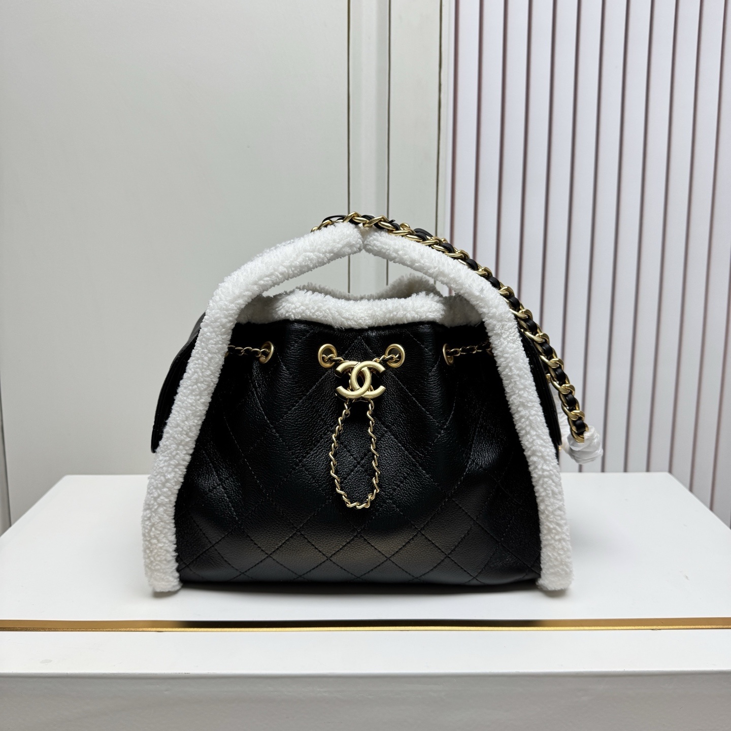 シャネル 25C 秋冬ランウェイ爆款 ショッピングバッグ｜輸入上質牛革×秋冬特製ラムウール飾り｜伸縮金具×多ポケットで叶える大容量実用美