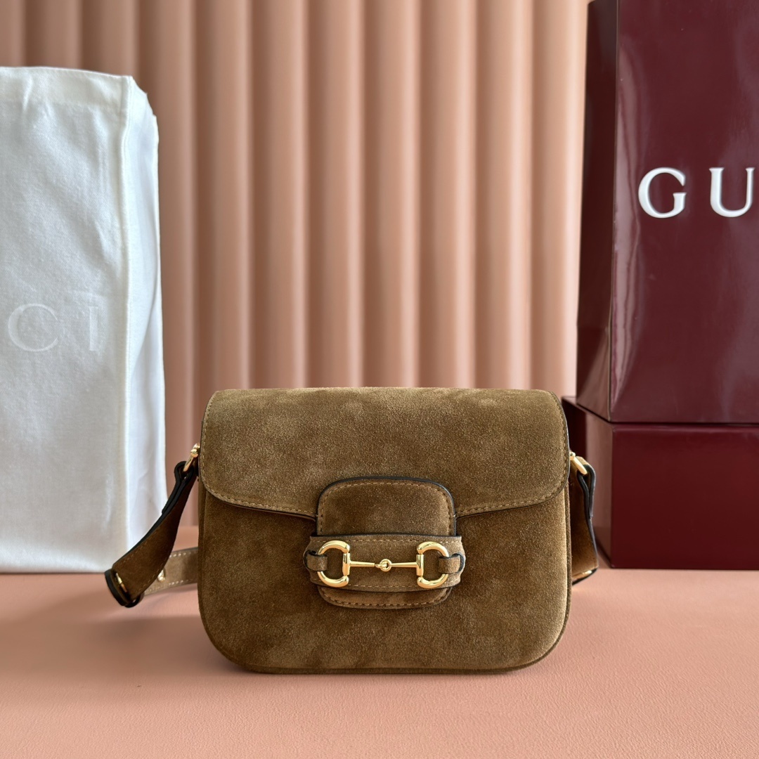 グッチ 2025秋冬 ショルダーバッグ｜Horsebit 1955シリーズ｜馬術スタイル×ブラウンスエード×金調アクセサリー｜三段階隔層×調節可能肩带で叶える秋冬実用美