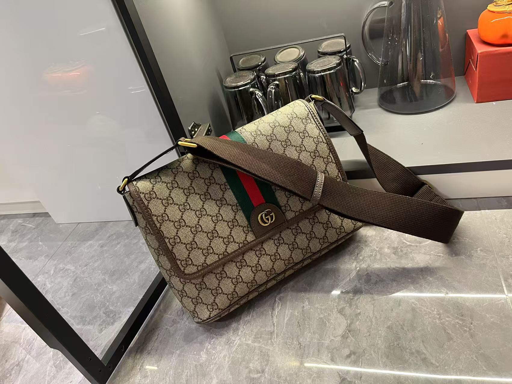 グッチ Ophidia シリーズ メッセンジャーバッグ｜米色×深棕GG交織パターン×双Gロゴ｜金調アクセサリー×深緑裏地で叶えるクラシック実用美