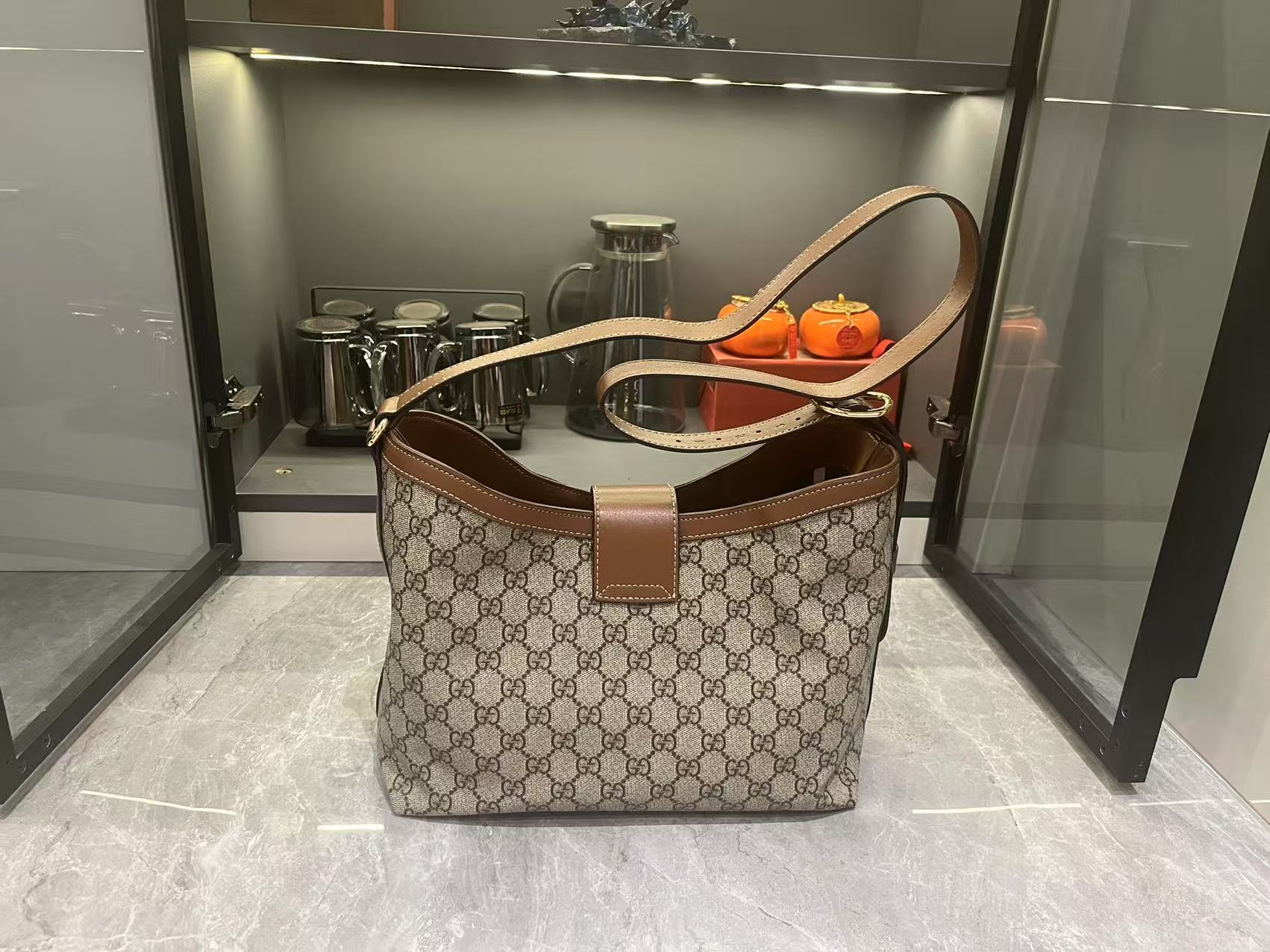 グッチ GG Padlock シリーズ ショルダーバッグ｜2025早秋｜米色×深棕GG交織パターン×パドロックロック｜多背法×中間隔層（ジッパーポケット）で叶える実用美