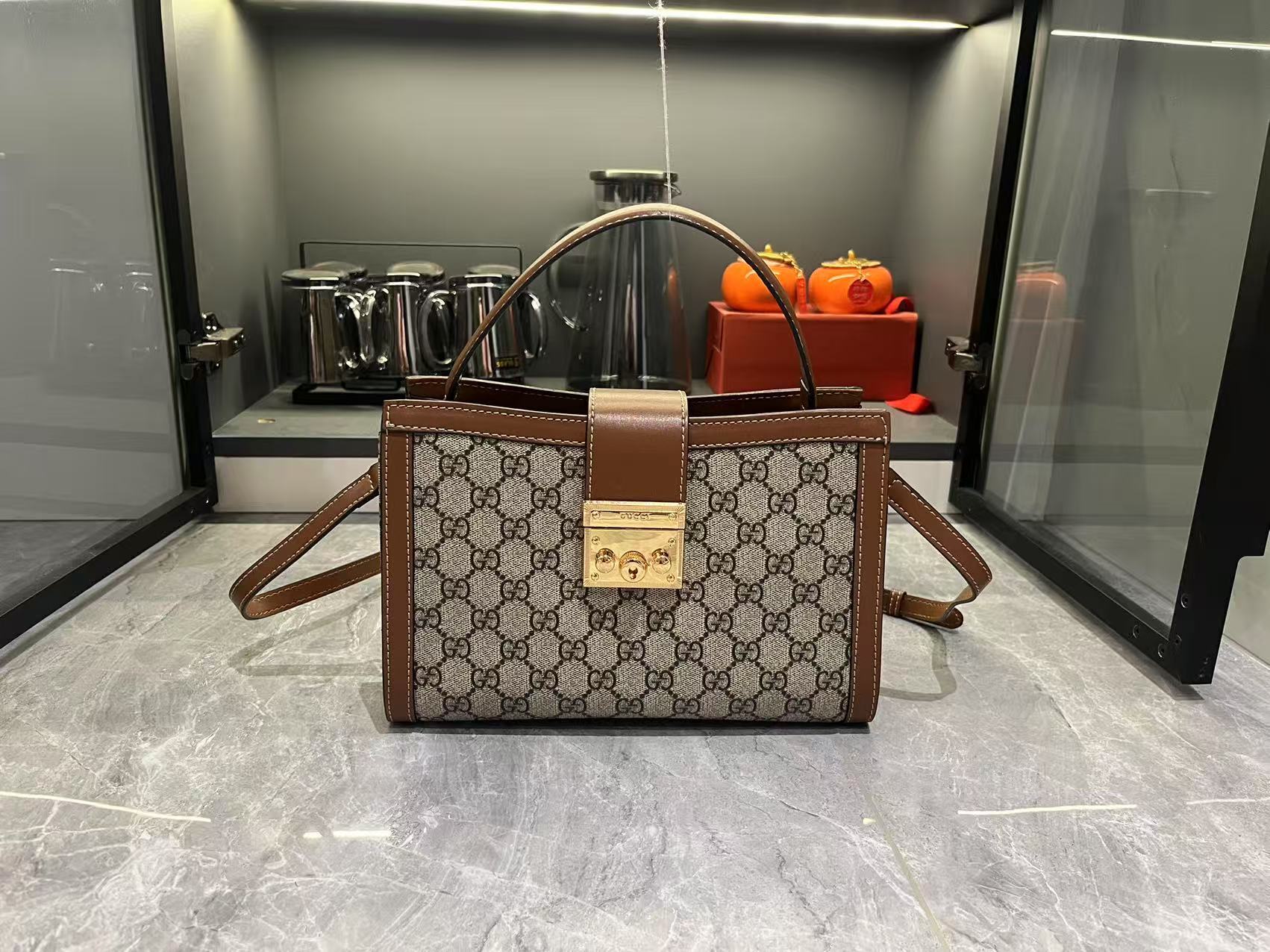 グッチ GG Padlock シリーズ ハンドバッグ｜2025春夏新作｜多背法×織帯裏地（ブランド象徴パターン連想）