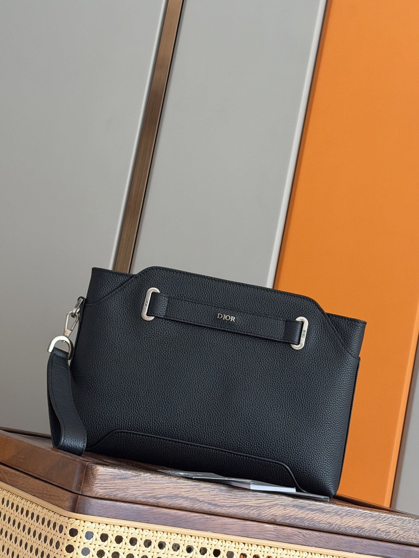ディオール Normandie A5 トライアングルハンドバッグ｜2025冬メンズコレクション新作｜ブラックディオールアイコンズカーフ×特徴パンチングホール｜取り外し可能リストストラップ