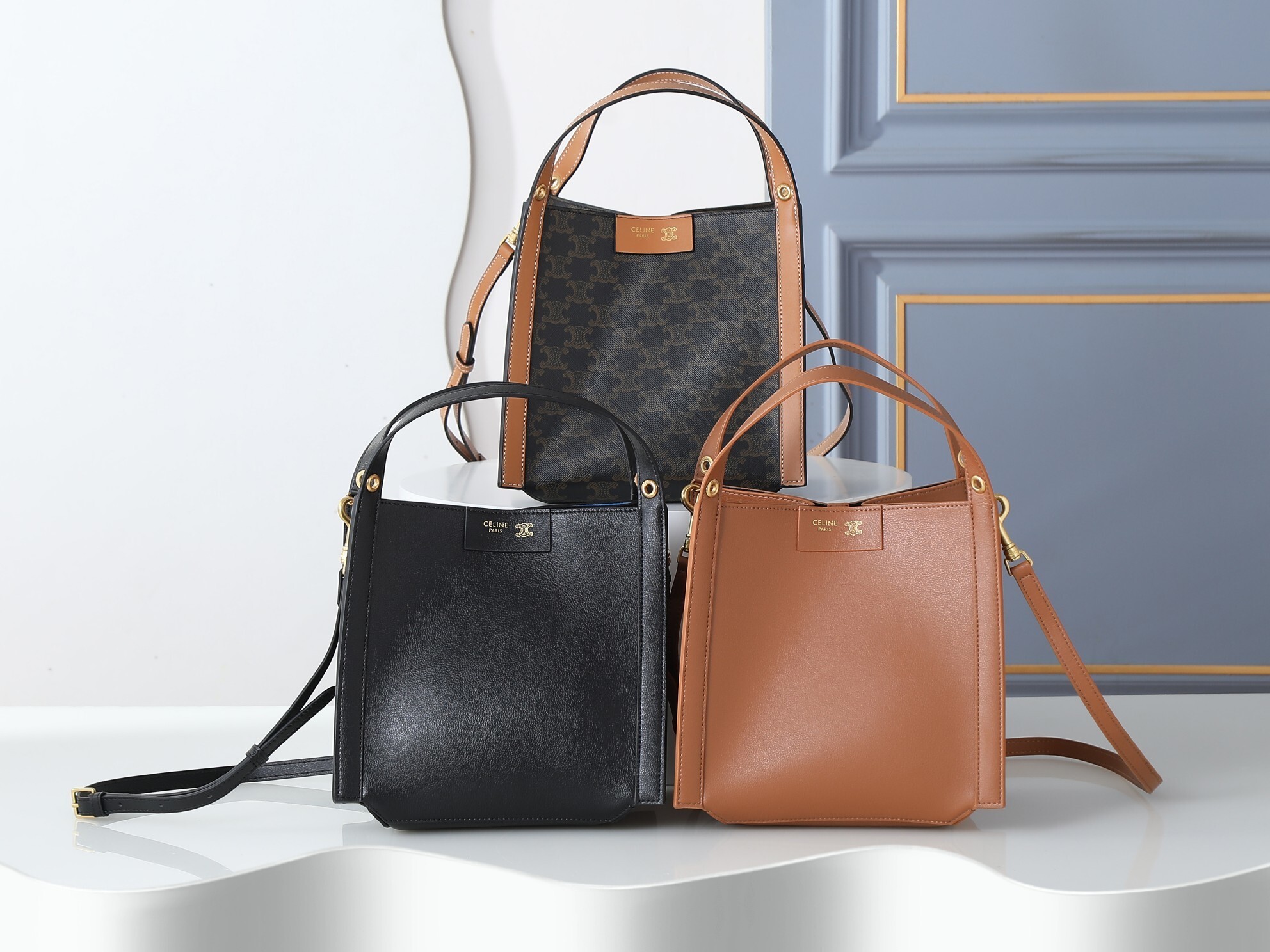 セリーヌ CUBO スモールハンドバッグ｜ブラック牛革｜ゴールドトーン仕上げ｜3WAY背法（手提ち/肩背/クロスボディ）｜取り外し調節可能ショルダーストラップ｜サイズ18.5×21×17cm