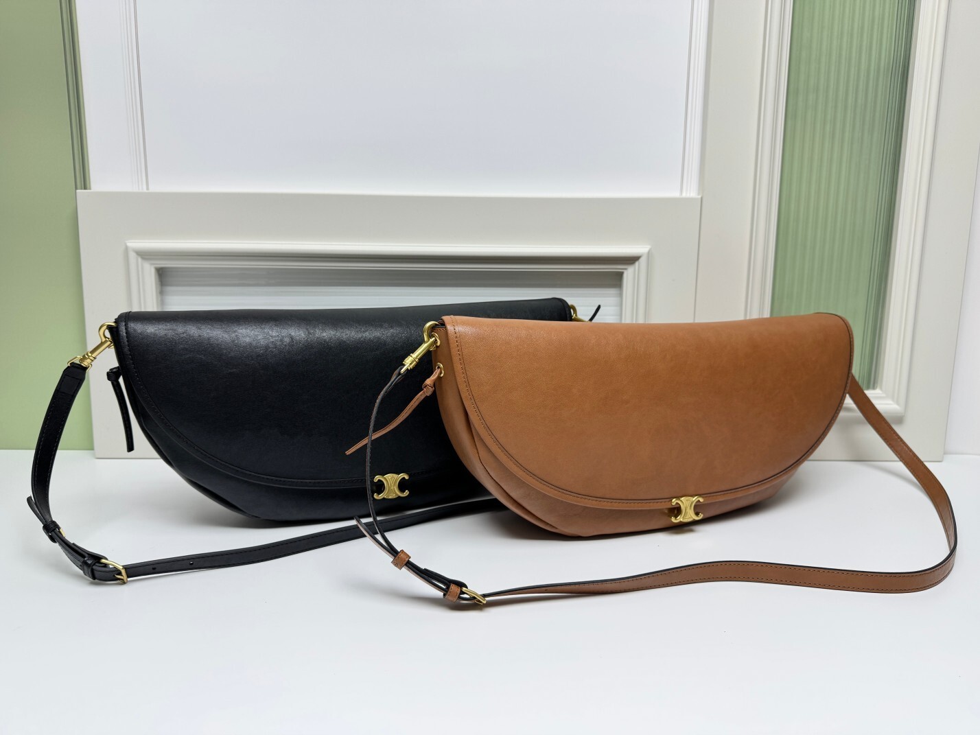 セリーヌ CE Halfmoon 半月バッグ｜ソフトトリオンフ 羊皮革｜微縮Triomphe磁気留め具｜Besace/Half Moon 2包型｜肩背/クロスボディ｜46×19×10cm