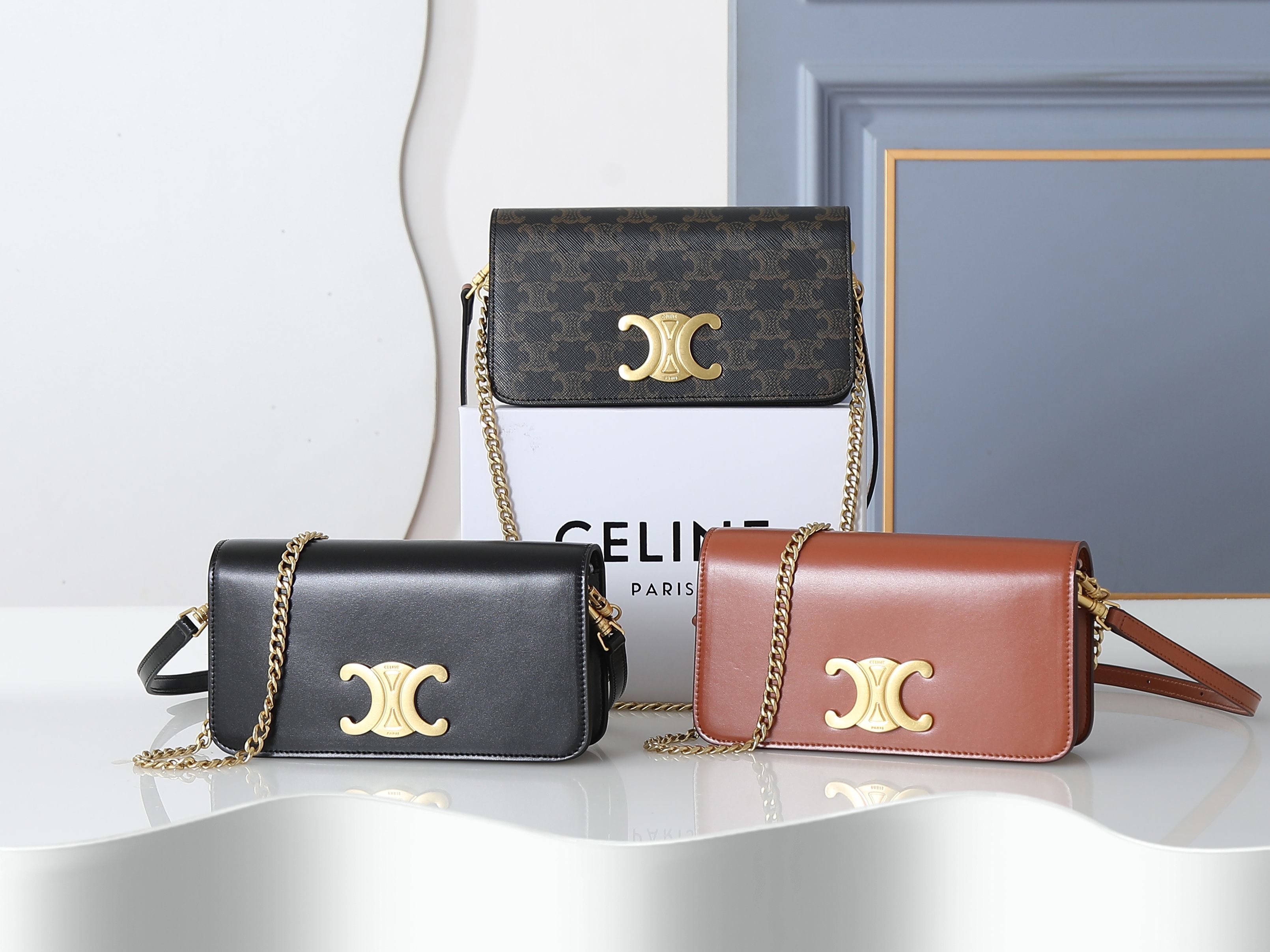 セリーヌ ブラウンミニハンドバッグ｜PLUSサイズスマホ対応｜装飾TRIOMPHEロック留め具｜20.5×11×4cm｜小さな身体の大容量美学