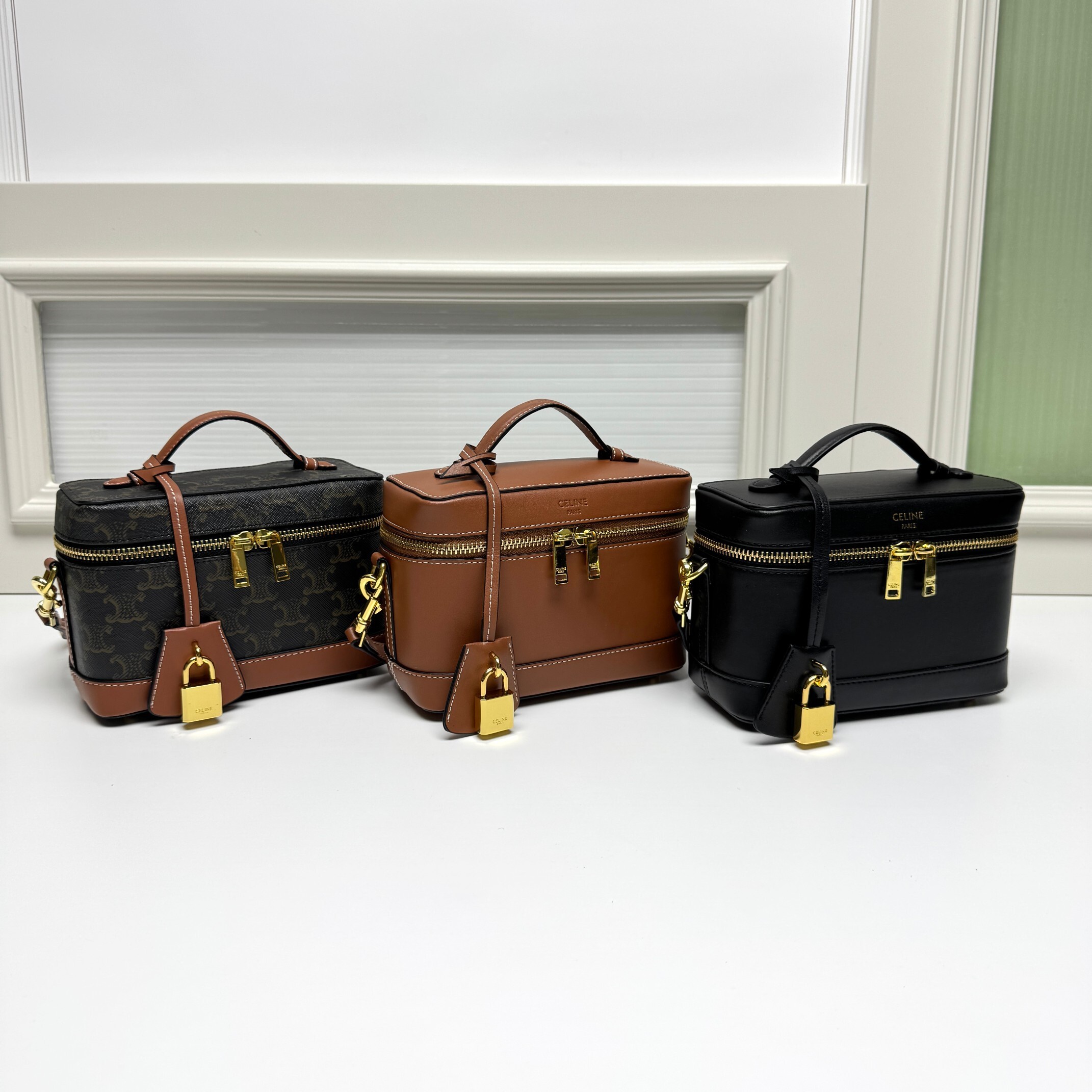 セリーヌ CE VANITY 化粧ポーチ｜MAISON CE着想×初回限定｜天然牛革（ベビーカーフ）×トリオンフ鎖インスピレーション｜黄褐色TRIOMPHEトリム｜18×10×13cm｜精巧で実用的なクラシック