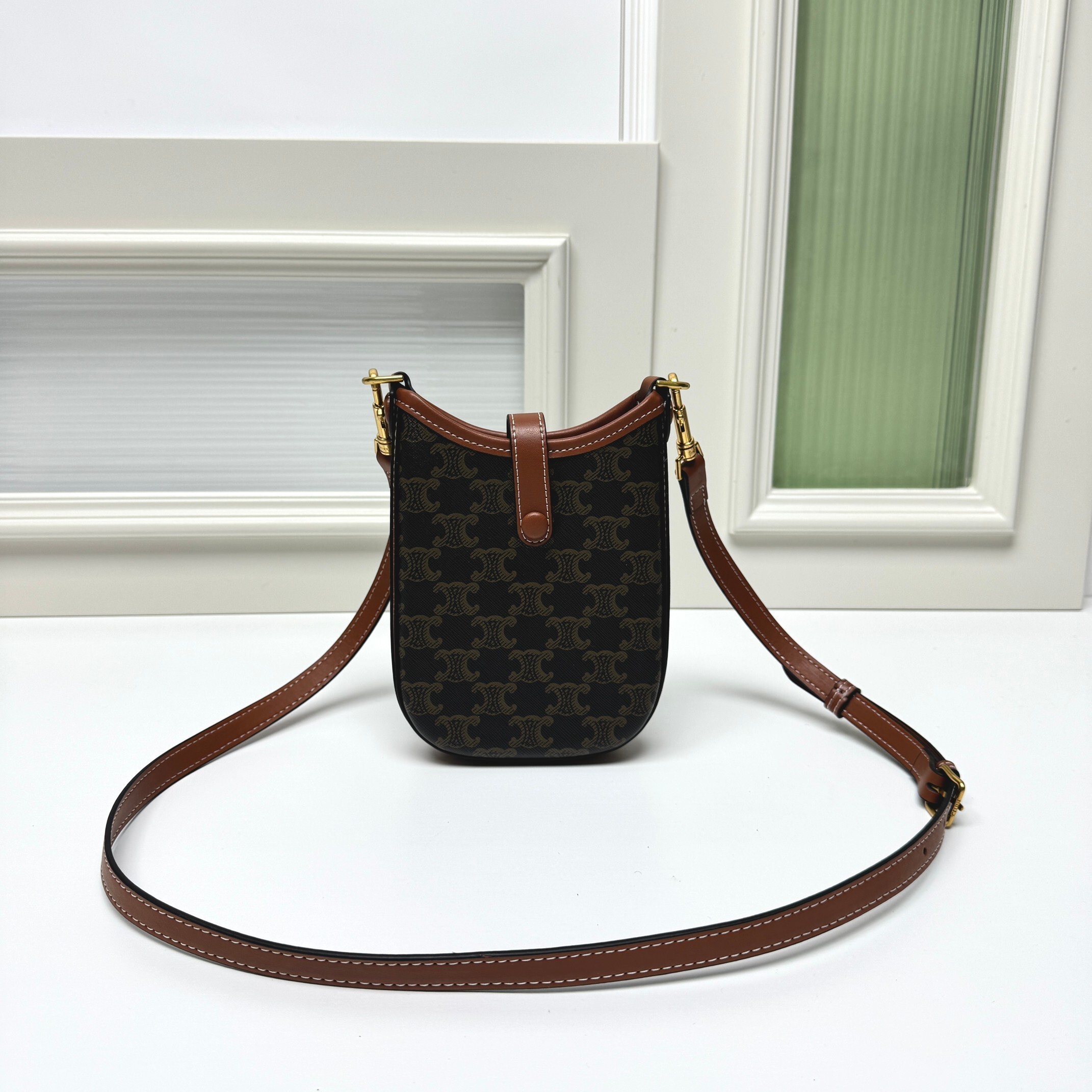 セリーヌ CE新作 スマホポーチ｜大容量×挺括シルエット｜調節可能ショルダー｜14×20×4cm｜日常使いの万能アイテム