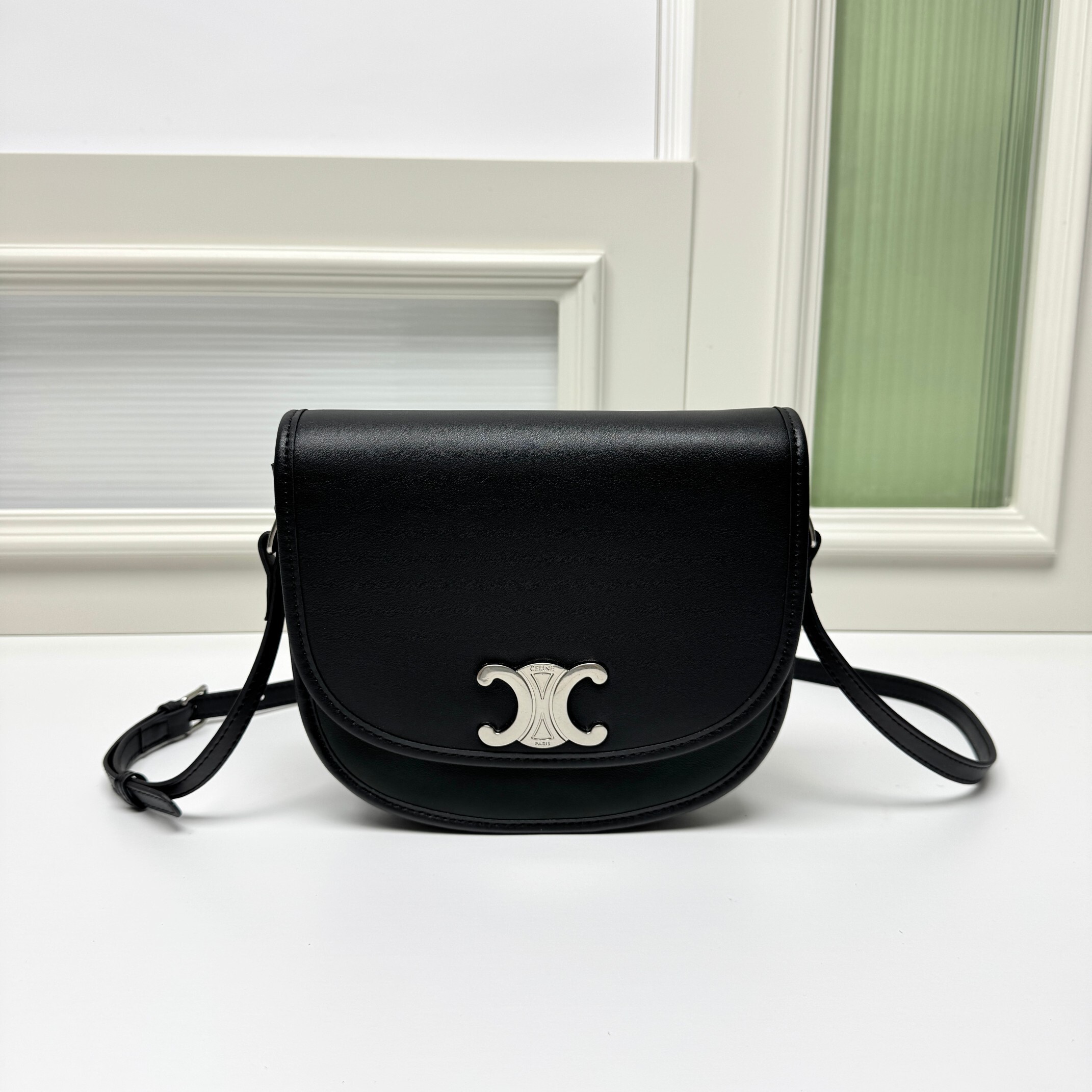 セリーヌ Besace Triomphe ミディアム ソフトナチュラルカーフハンドバッグ｜男包シリーズ｜金泰亨同款サドルバッグ｜黒銀クラシック×トリオンフロゴ｜22×20×5cm｜男女兼用の万能アイテム