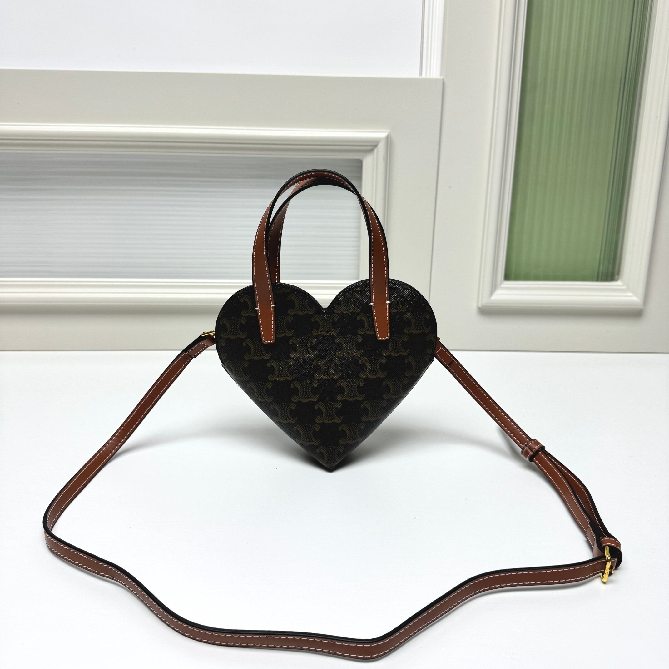 セリーヌ TEEN COEUR ハンドバッグ｜七夕限定・ときめきコレクション｜小さな可愛さの胸キュンアイテム｜フランス語「心」を纏うデザイン