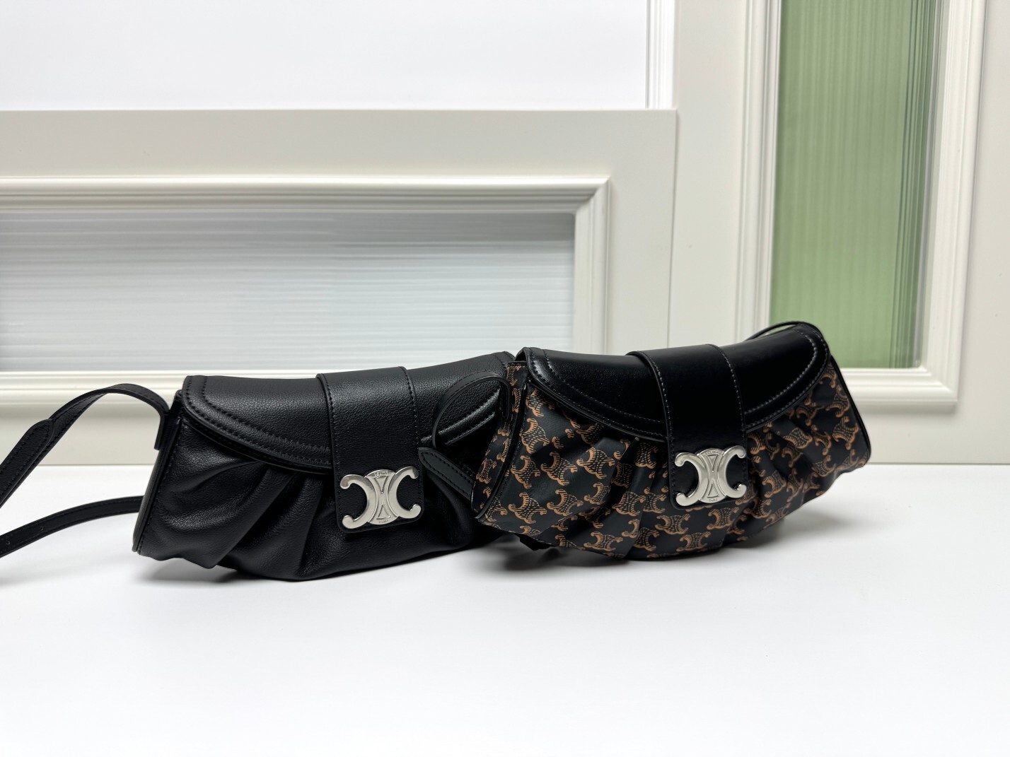 セリーヌ Teen Pollly アンダーアームバッグ 新作｜Triomphe トリオンフ徽标核心｜バゲット廓形×底部波状カーブ｜磁扣开合・肩背/手提双用｜29.5×14.5×3cm｜大容量の优雅复古叙情